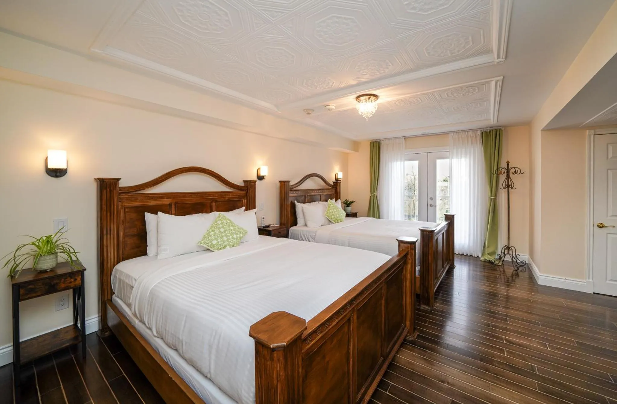 Bed in Niagara Grandview Boutique Hotel