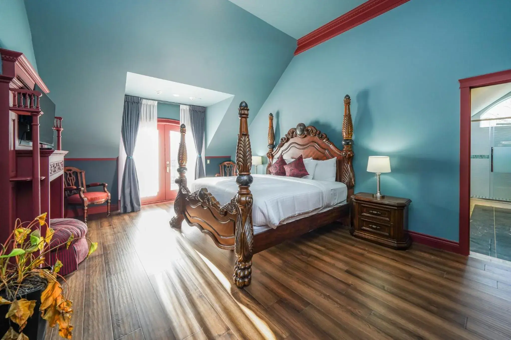 King Room with Balcony in Niagara Grandview Boutique Hotel King Room with Balcony in Niagara Grandview Boutique Hotel