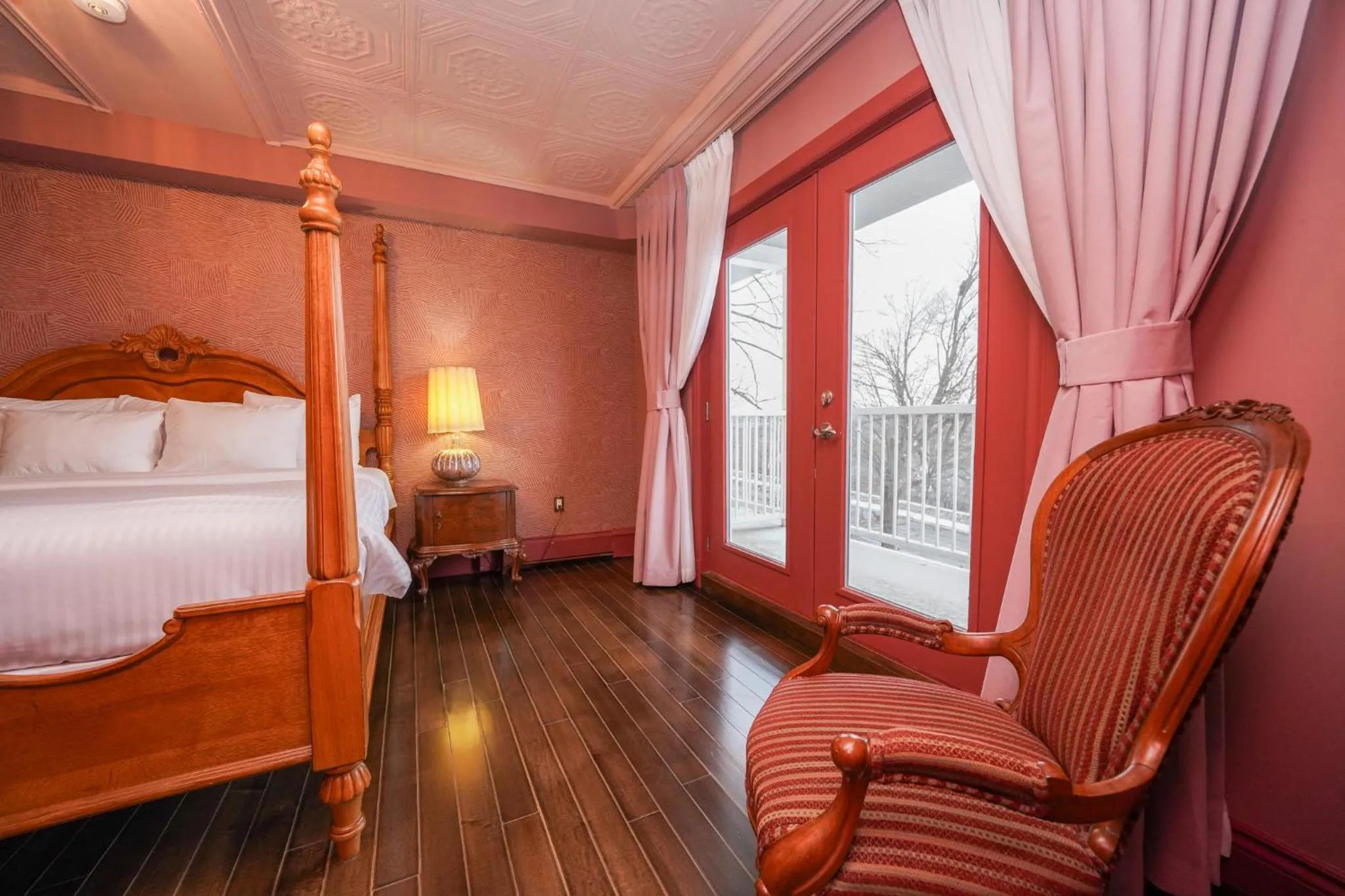 Bed in Niagara Grandview Boutique Hotel