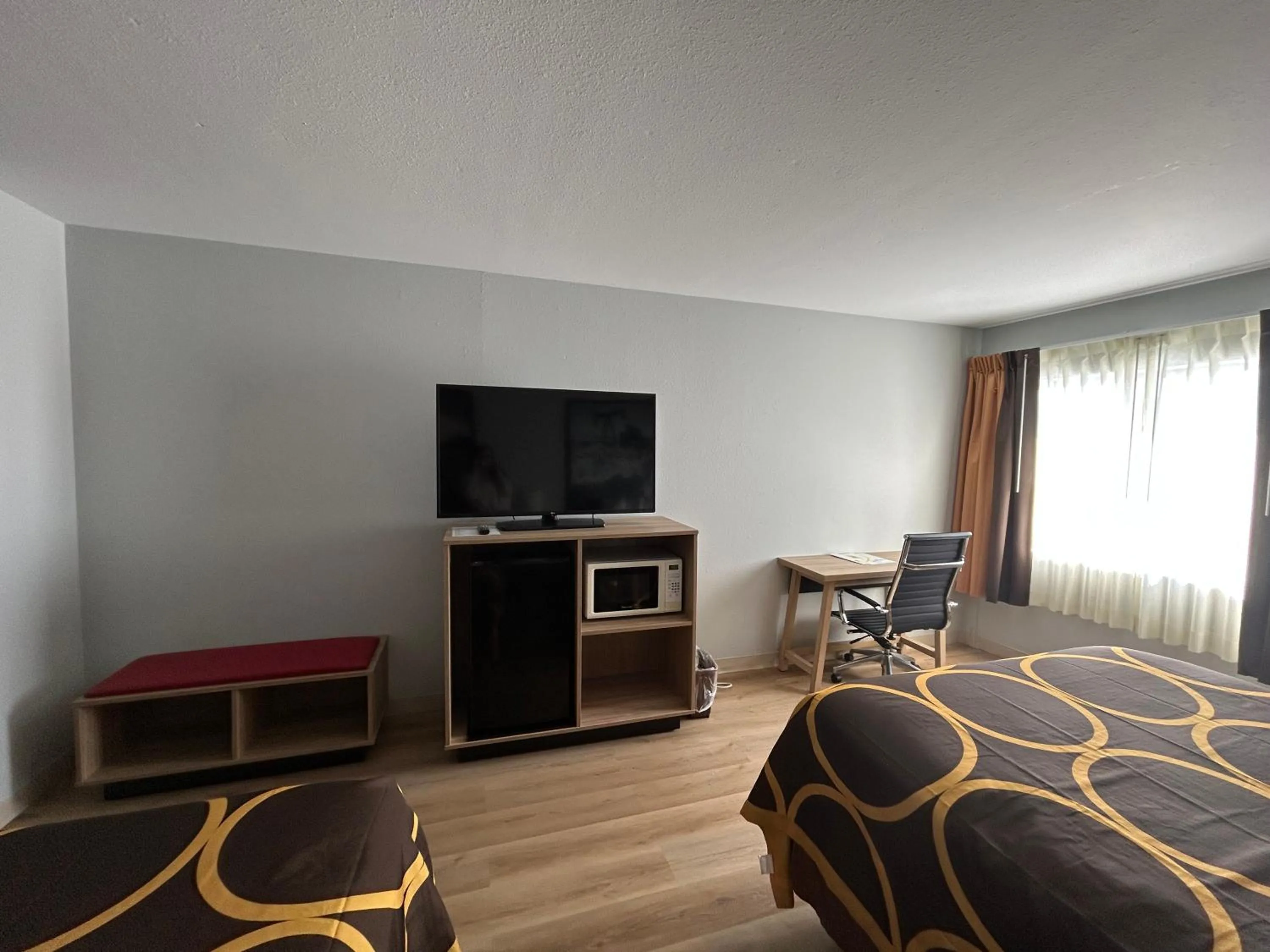 TV and multimedia, Bed in Super 8 by Wyndham Sterling CO