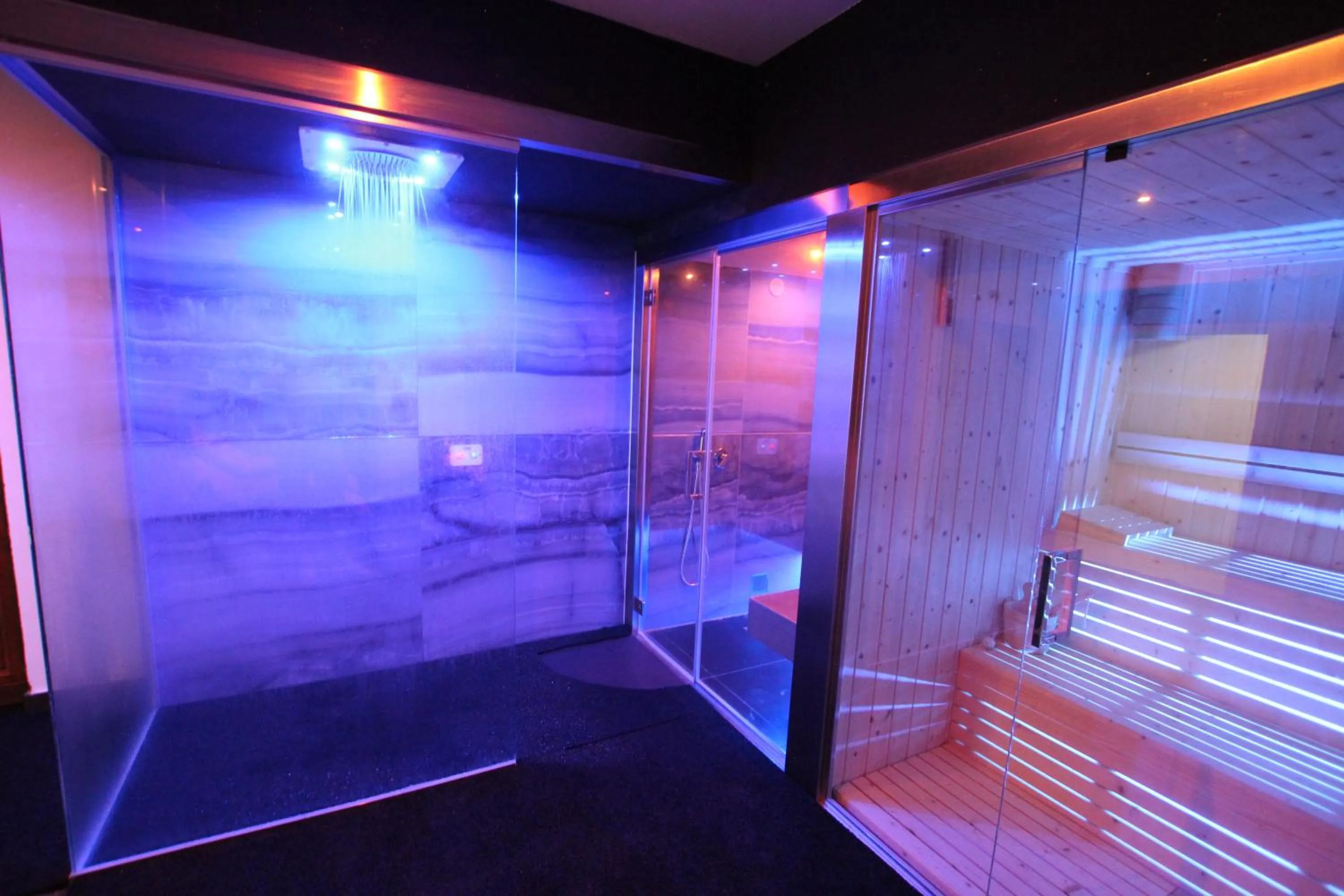 Shower in Le Maginot Relais