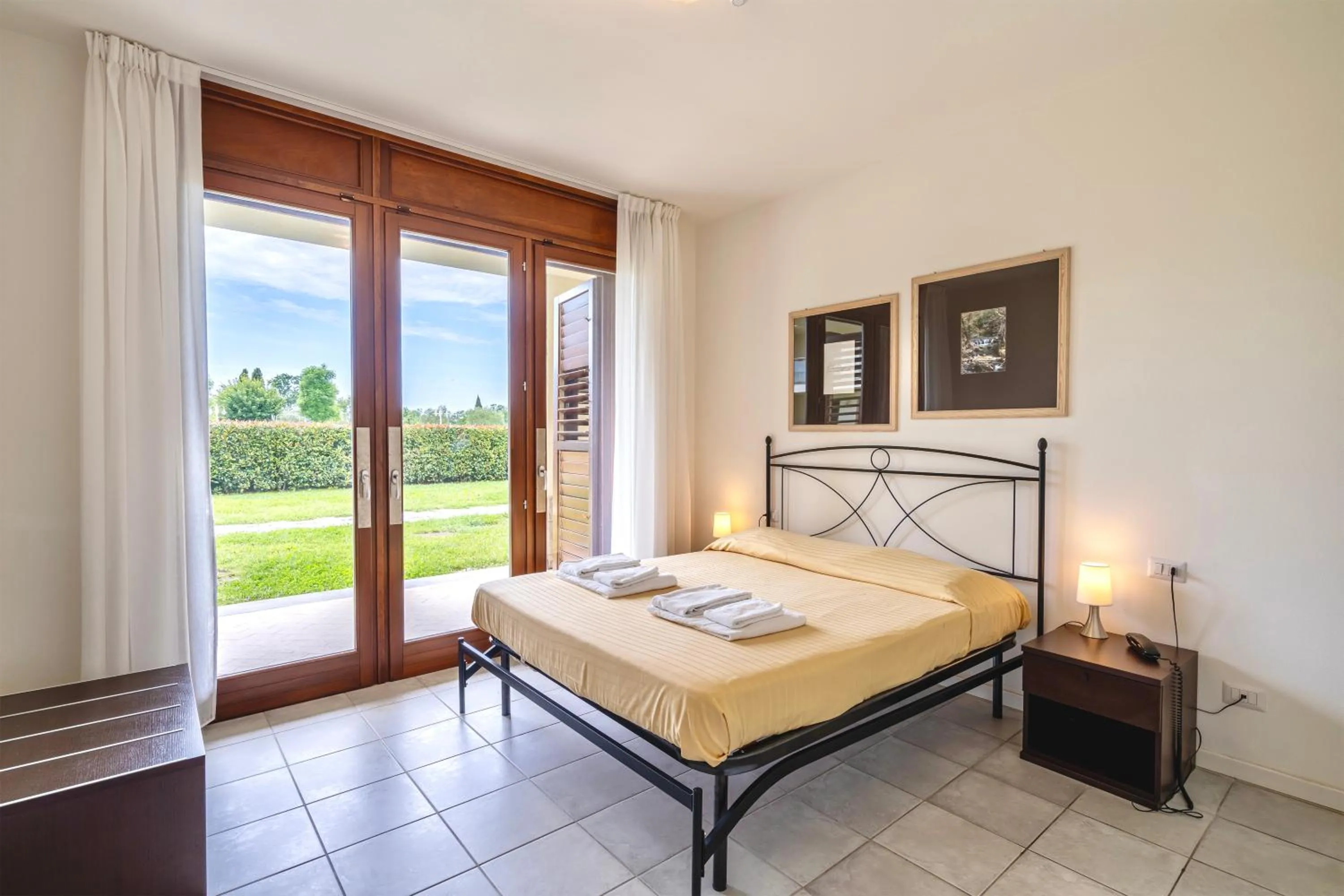 Bed in ISA-Residence with swimming-pool in Barberino-Tavernelle, apartments with air conditioning and private outdoor area