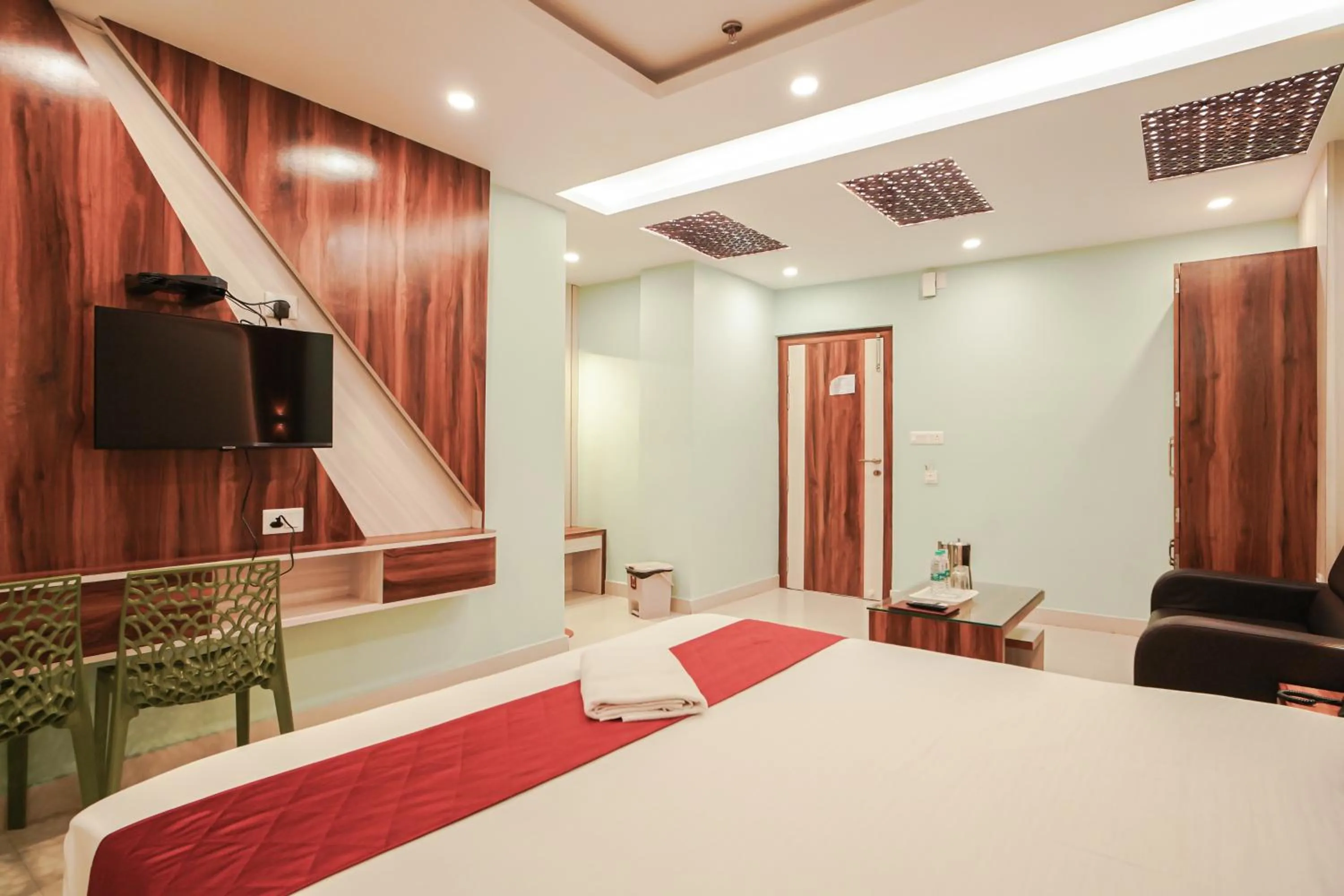 Communal lounge/ TV room, Bed in HOTEL ALLISHAN !! Couple Friendly Hotel Near Science City !!