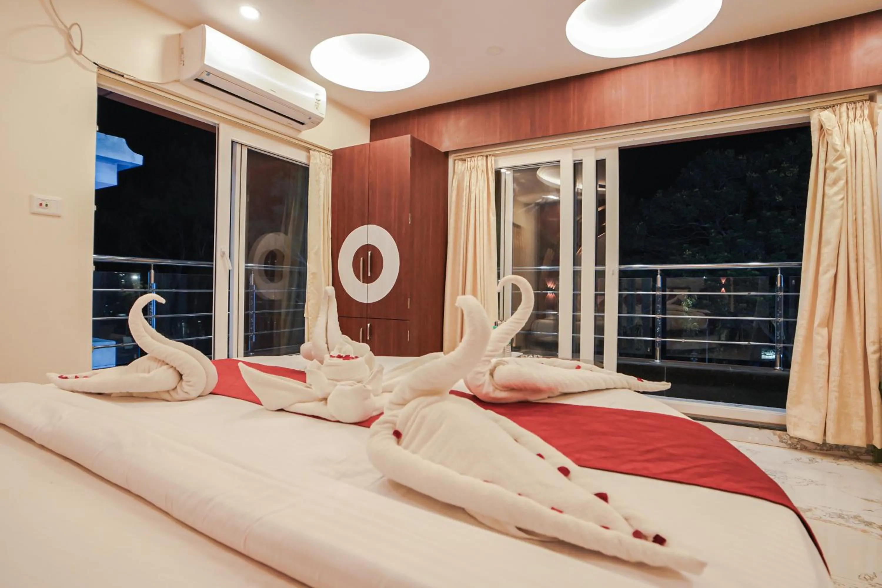 Bed in HOTEL ALLISHAN !! Couple Friendly Hotel Near Science City !!