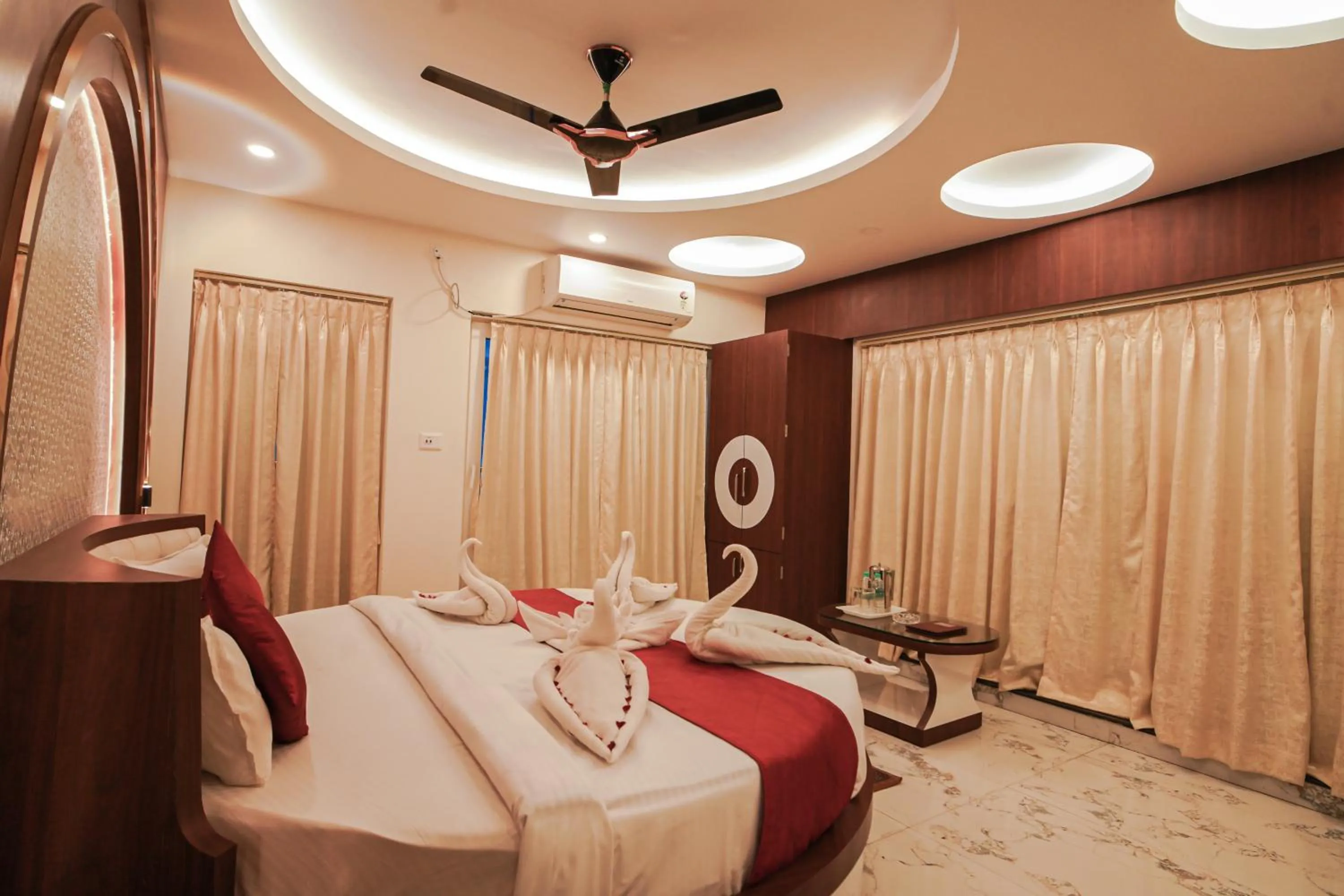 Bed in HOTEL ALLISHAN !! Couple Friendly Hotel Near Science City !!