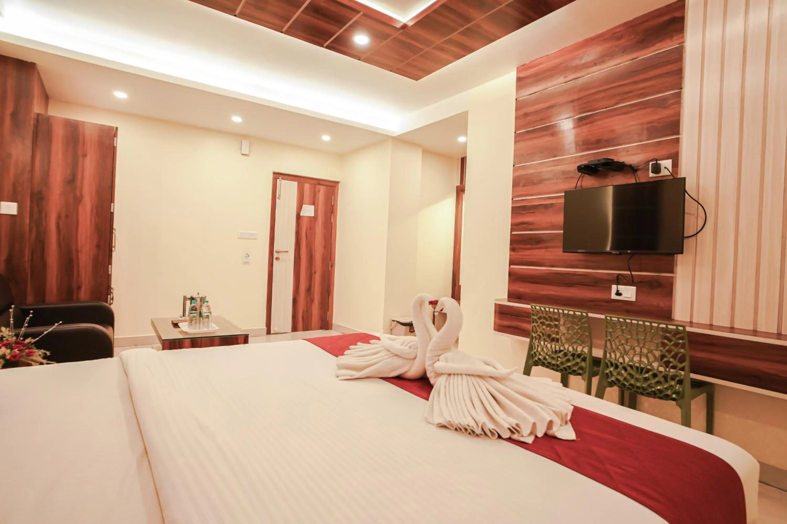 Bed in HOTEL ALLISHAN !! Couple Friendly Hotel Near Science City !!