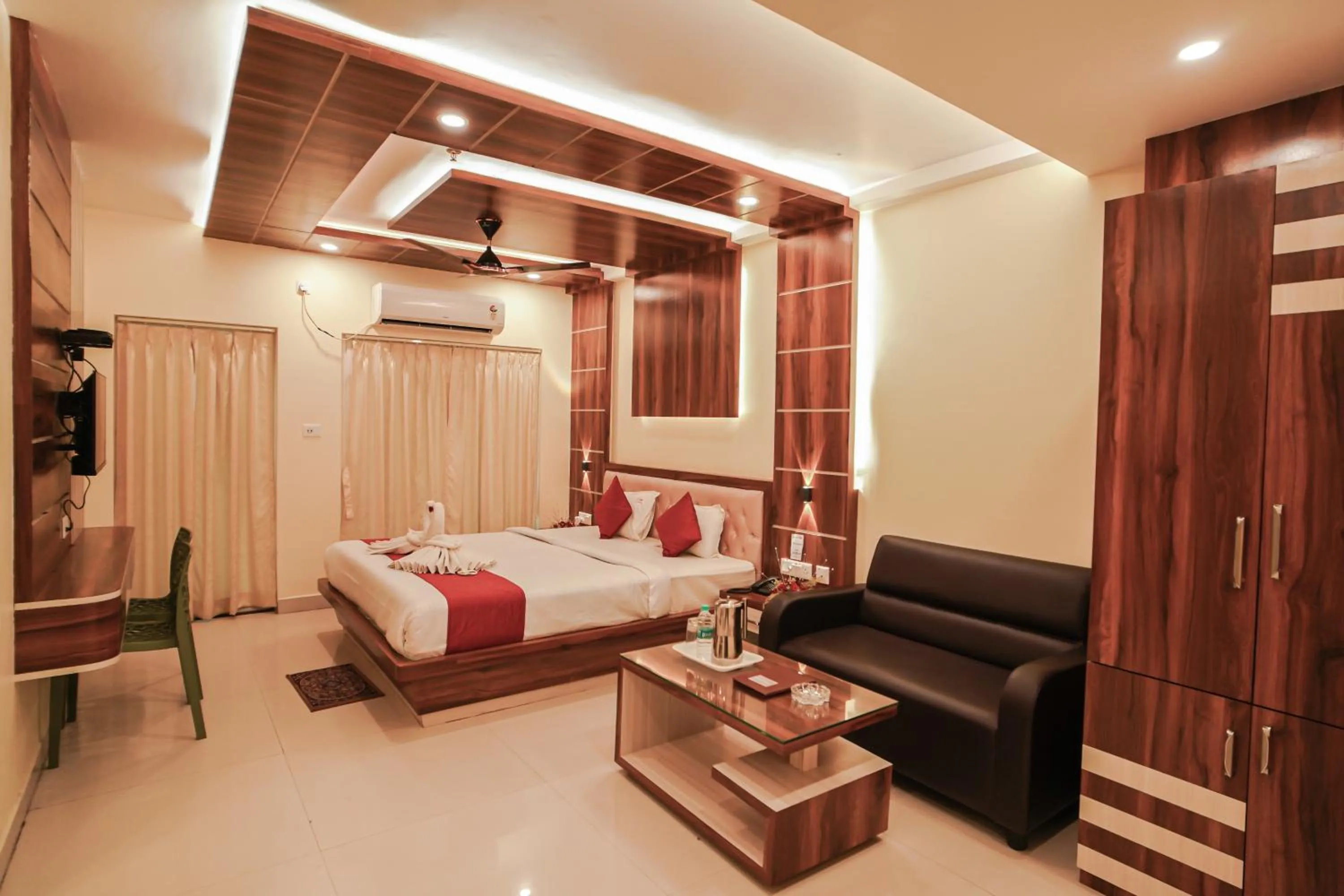 Bed in HOTEL ALLISHAN !! Couple Friendly Hotel Near Science City !!