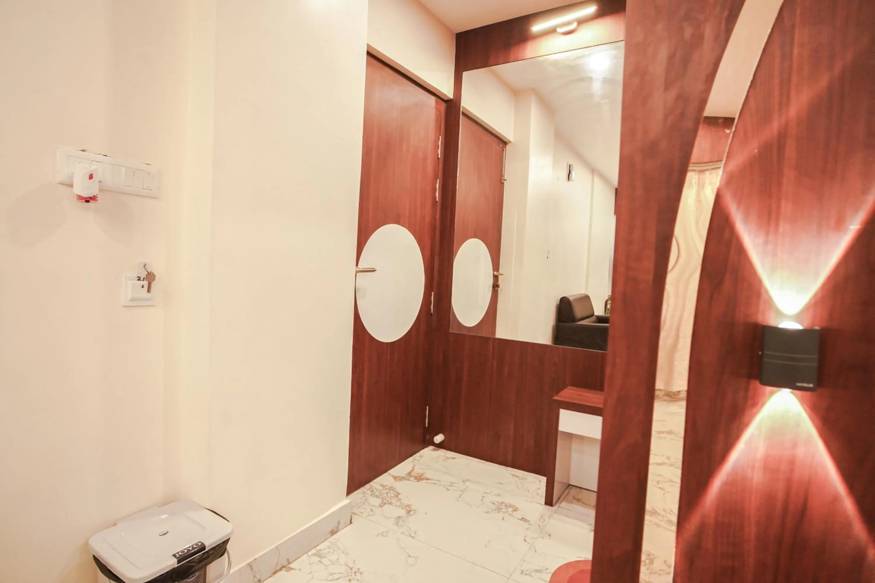 wardrobe in HOTEL ALLISHAN !! Couple Friendly Hotel Near Science City !!
