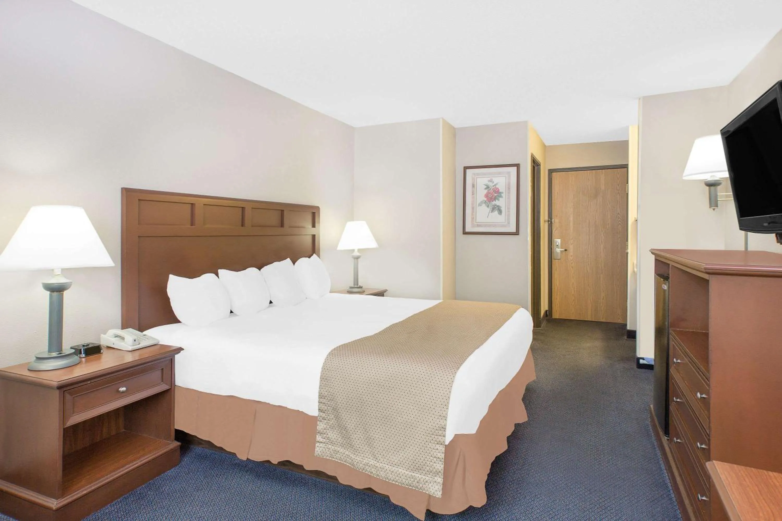 Photo of the whole room, Bed in Baymont by Wyndham Boone