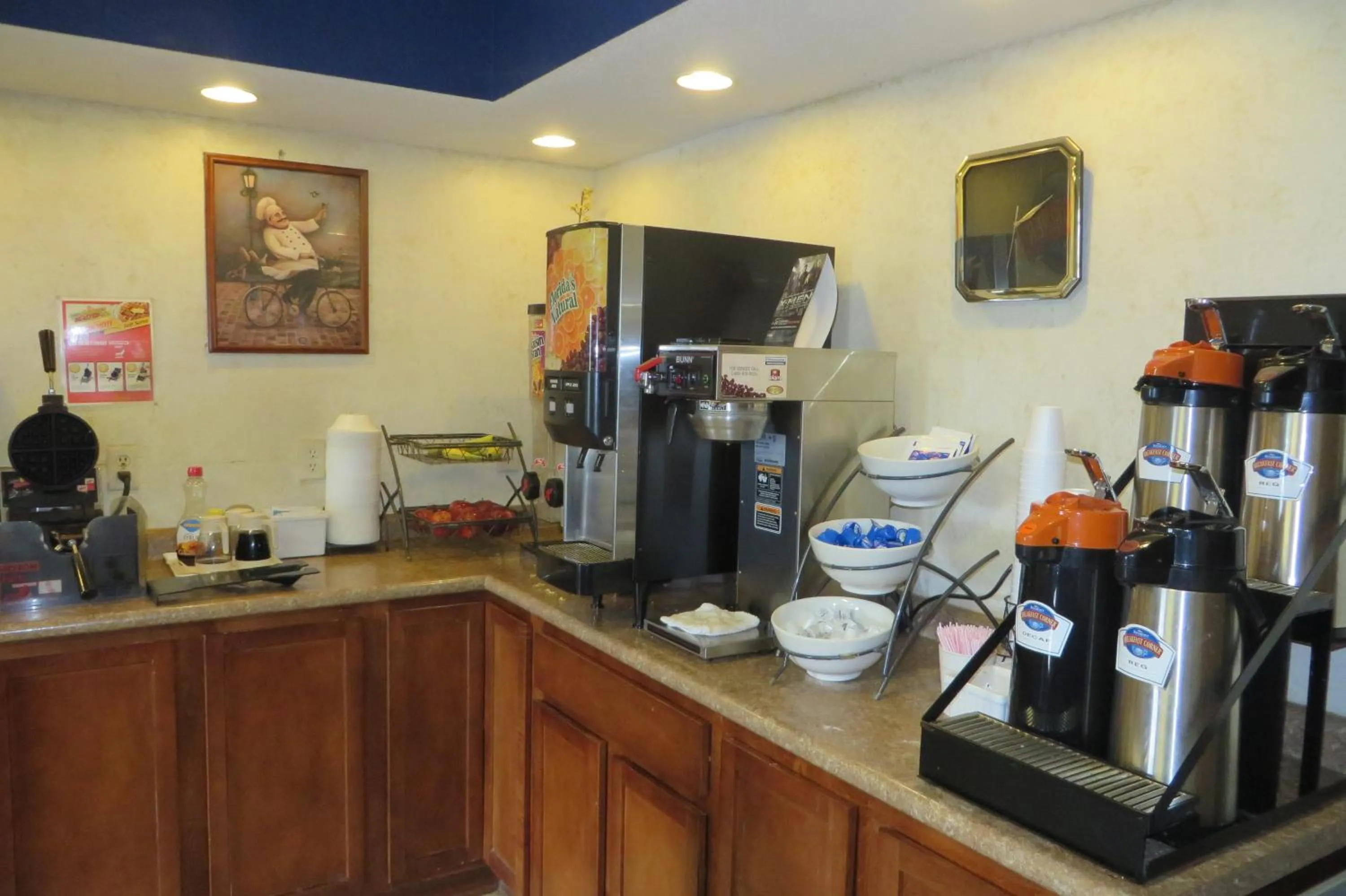 Food and drinks in Baymont by Wyndham Boone