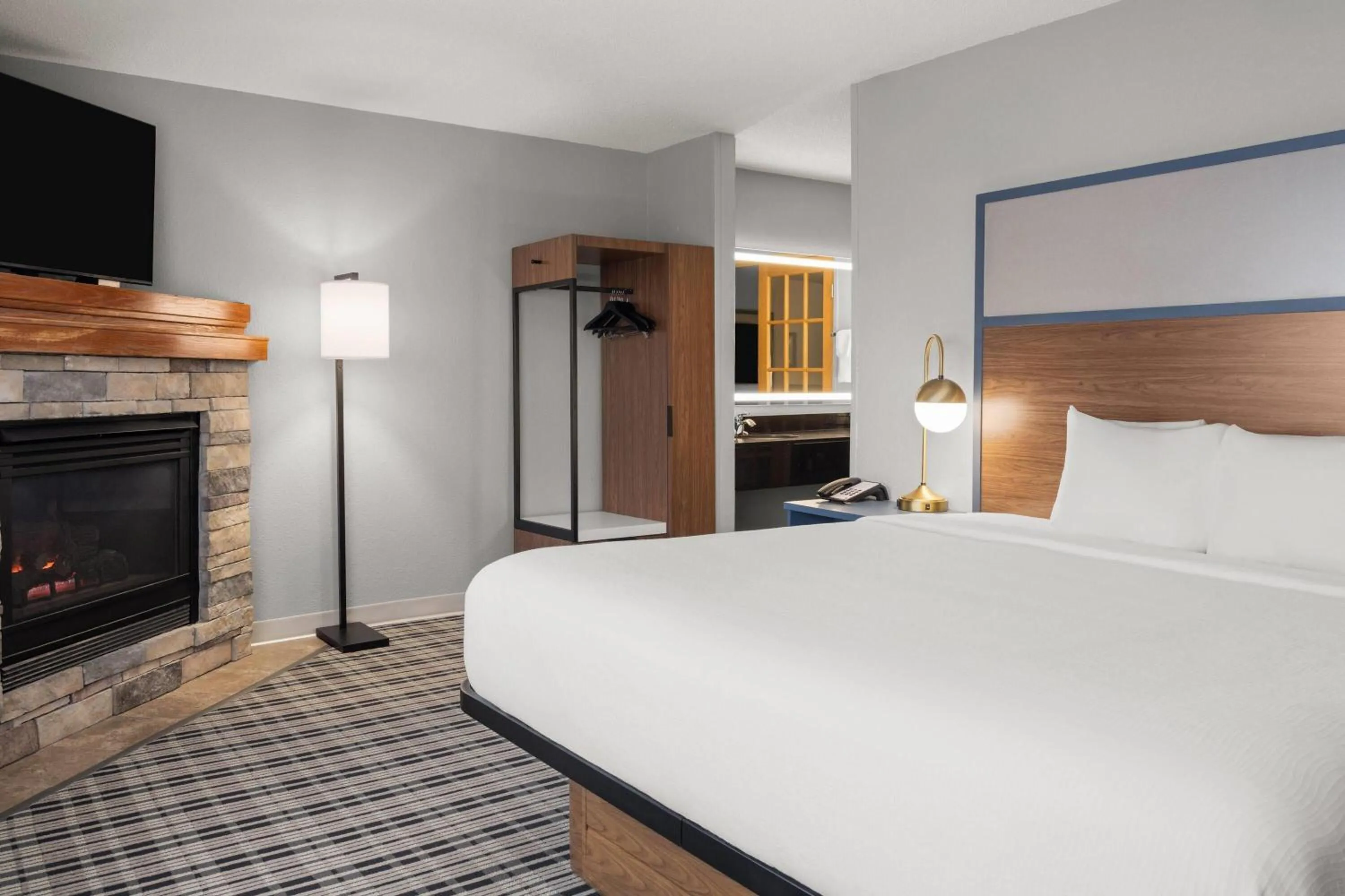 Bath, Bed in AmericInn by Wyndham Grand Forks