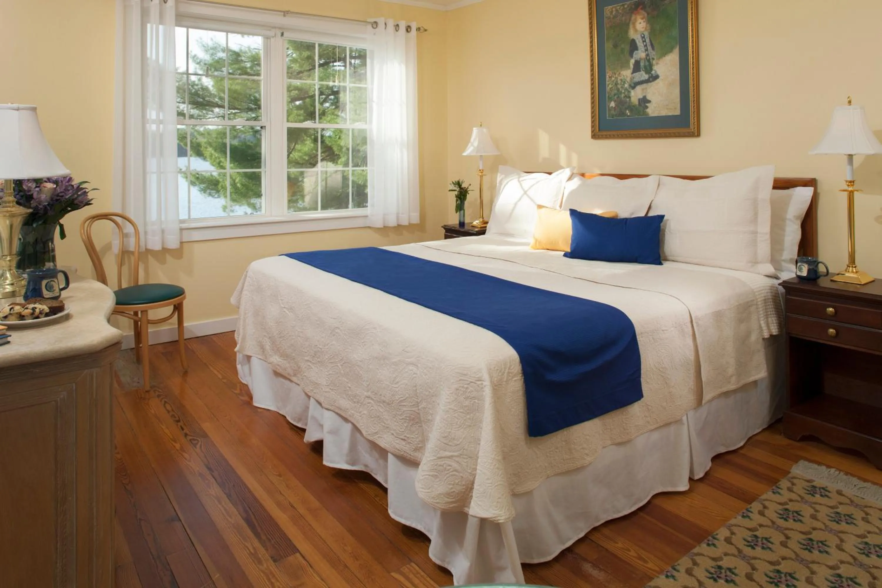 Bedroom in Wolf Cove Inn