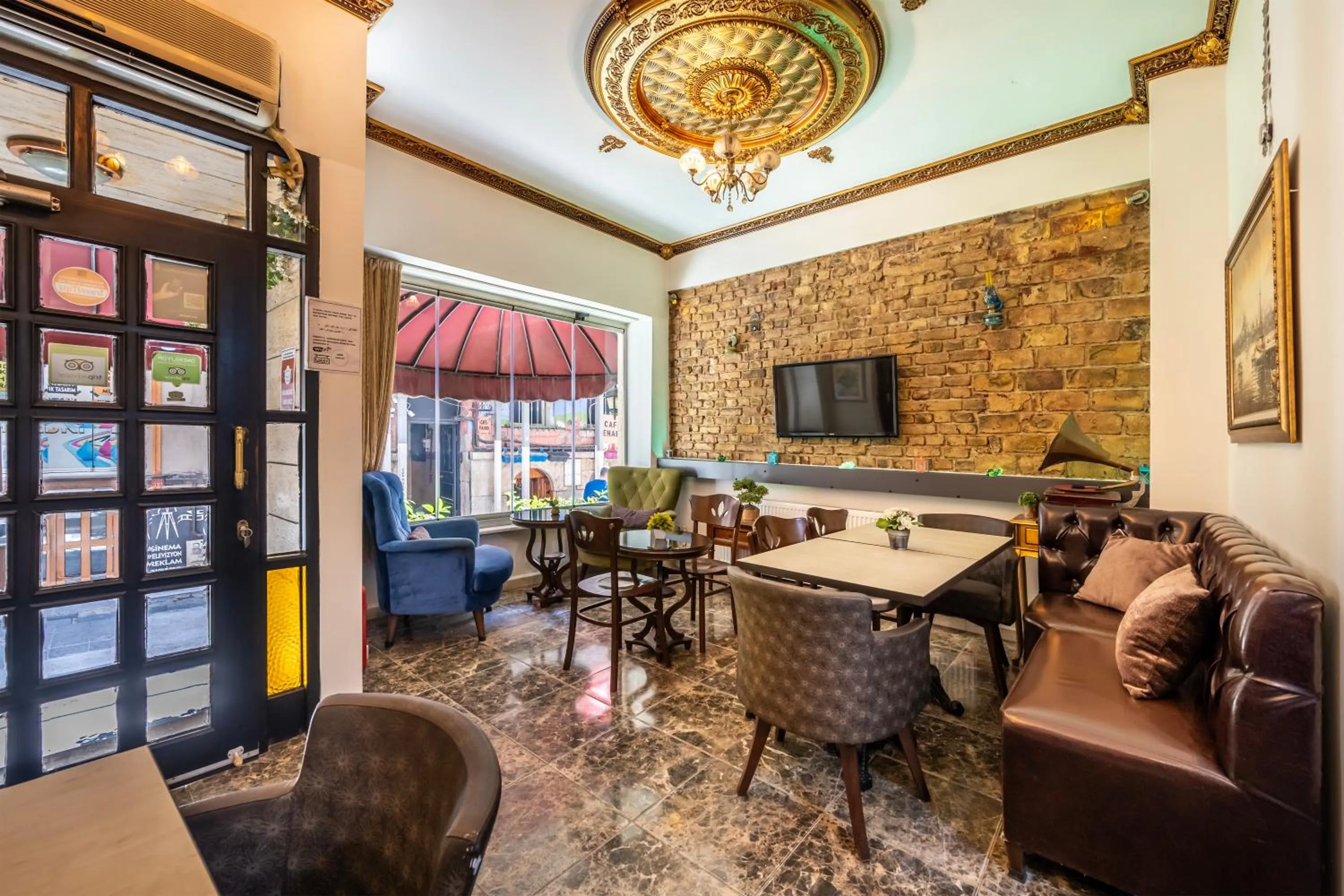 Communal lounge/ TV room in Taksim Trust Hotel