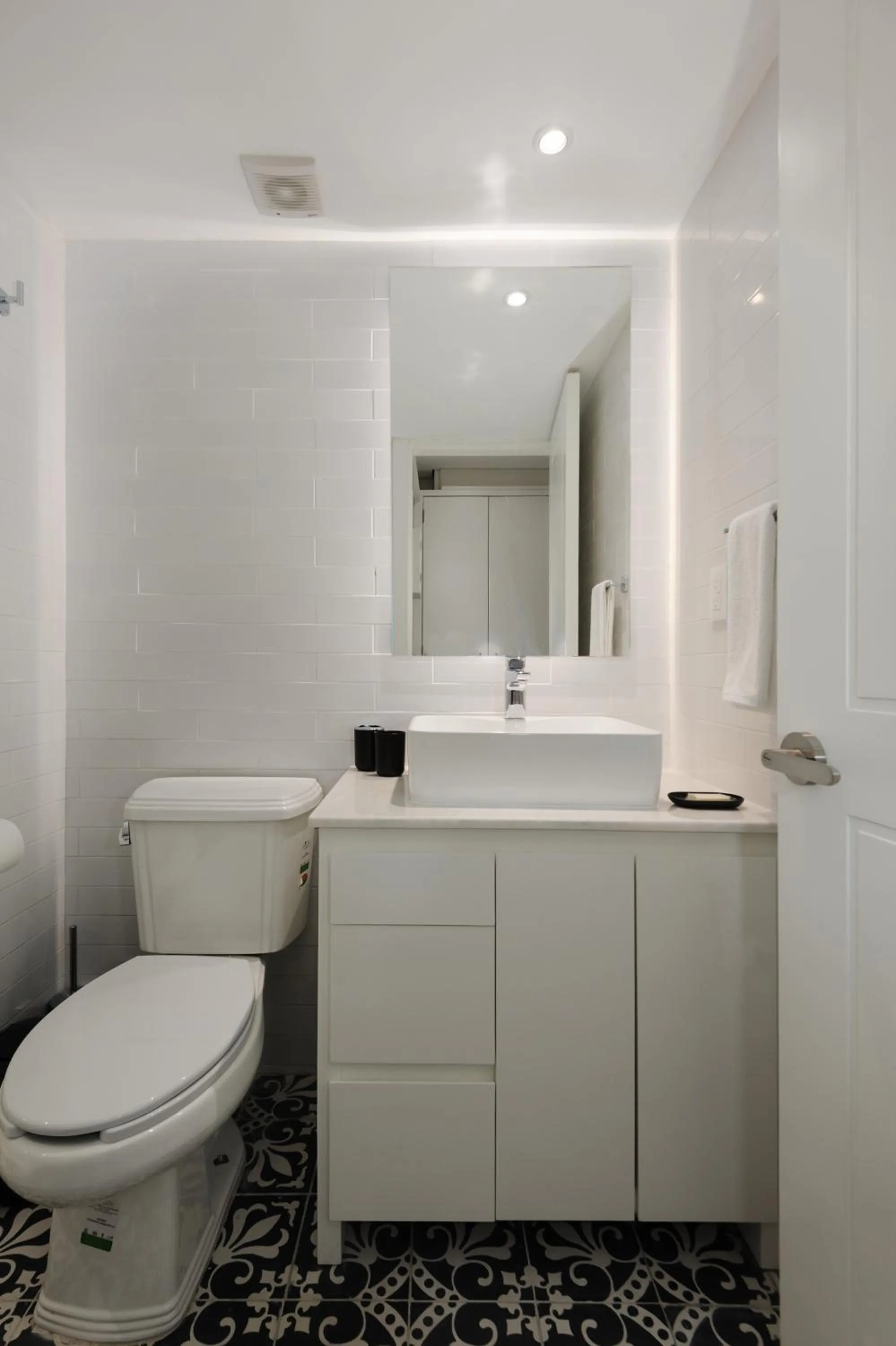 Toilet in Nuevo Leon 155 by Wynwood House