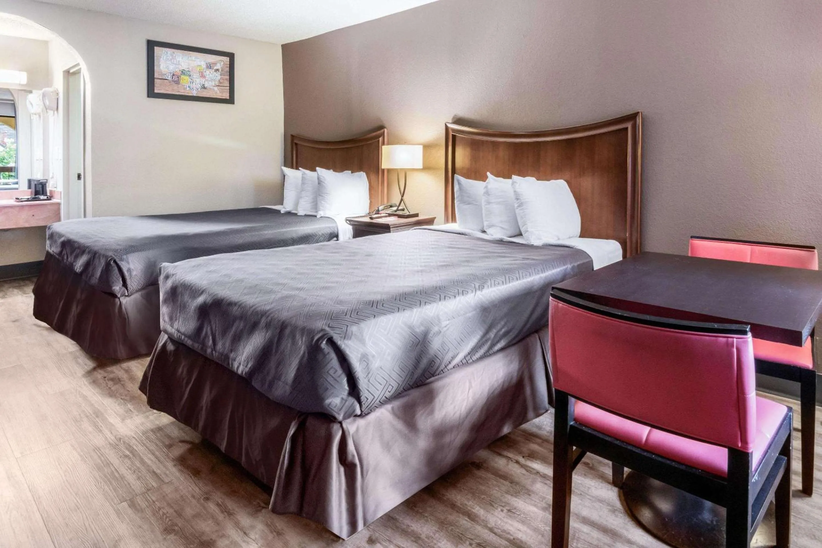 Photo of the whole room, Bed in Econo Lodge Gainesville Downtown Area