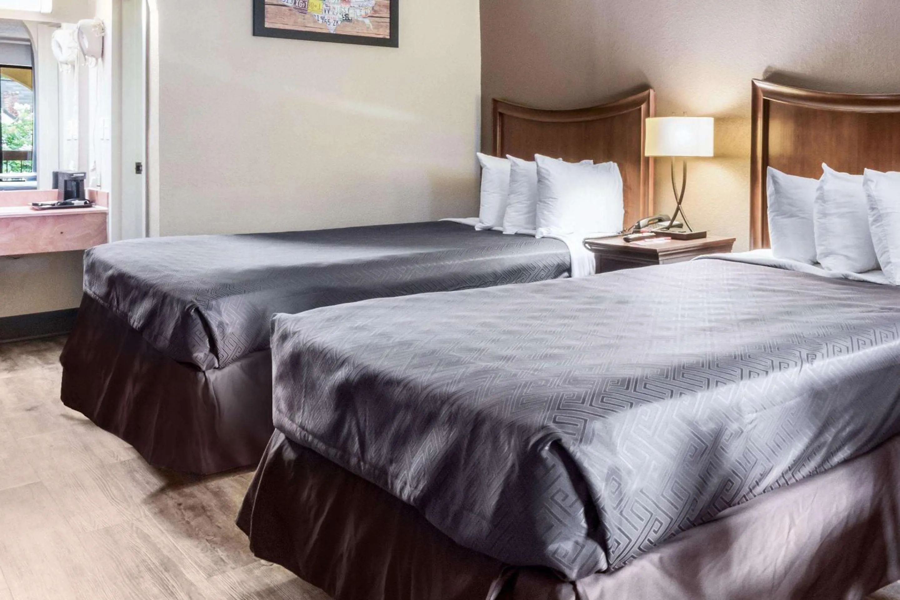 Photo of the whole room, Bed in Econo Lodge Gainesville Downtown Area