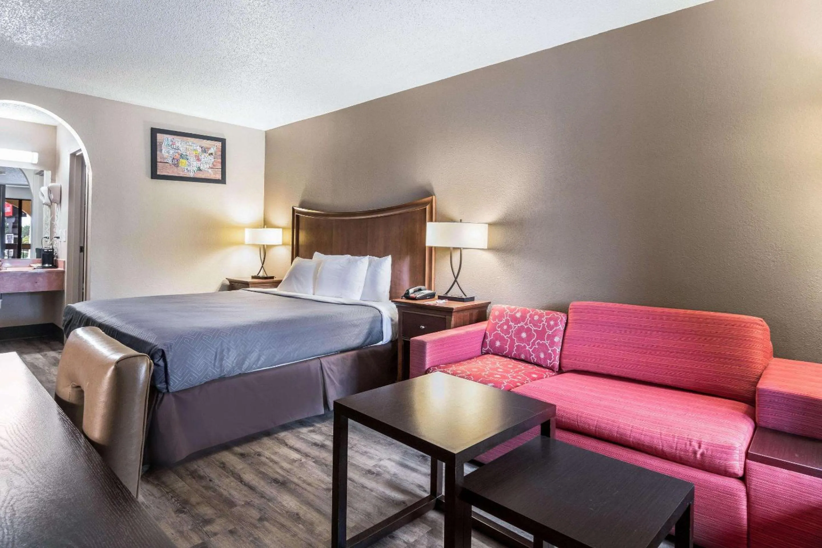 Photo of the whole room, Bed in Econo Lodge Gainesville Downtown Area