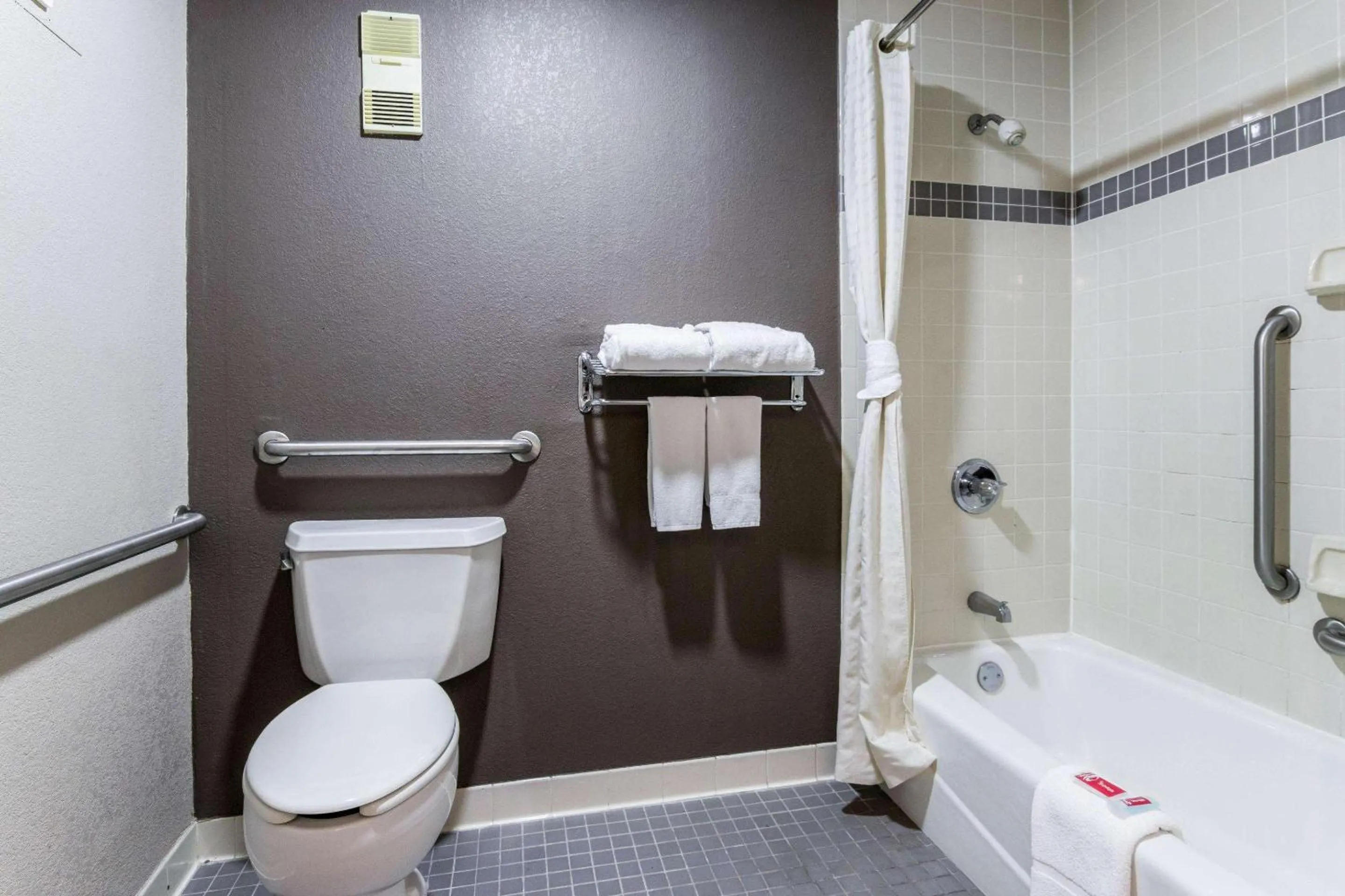 Bathroom in Econo Lodge Gainesville Downtown Area