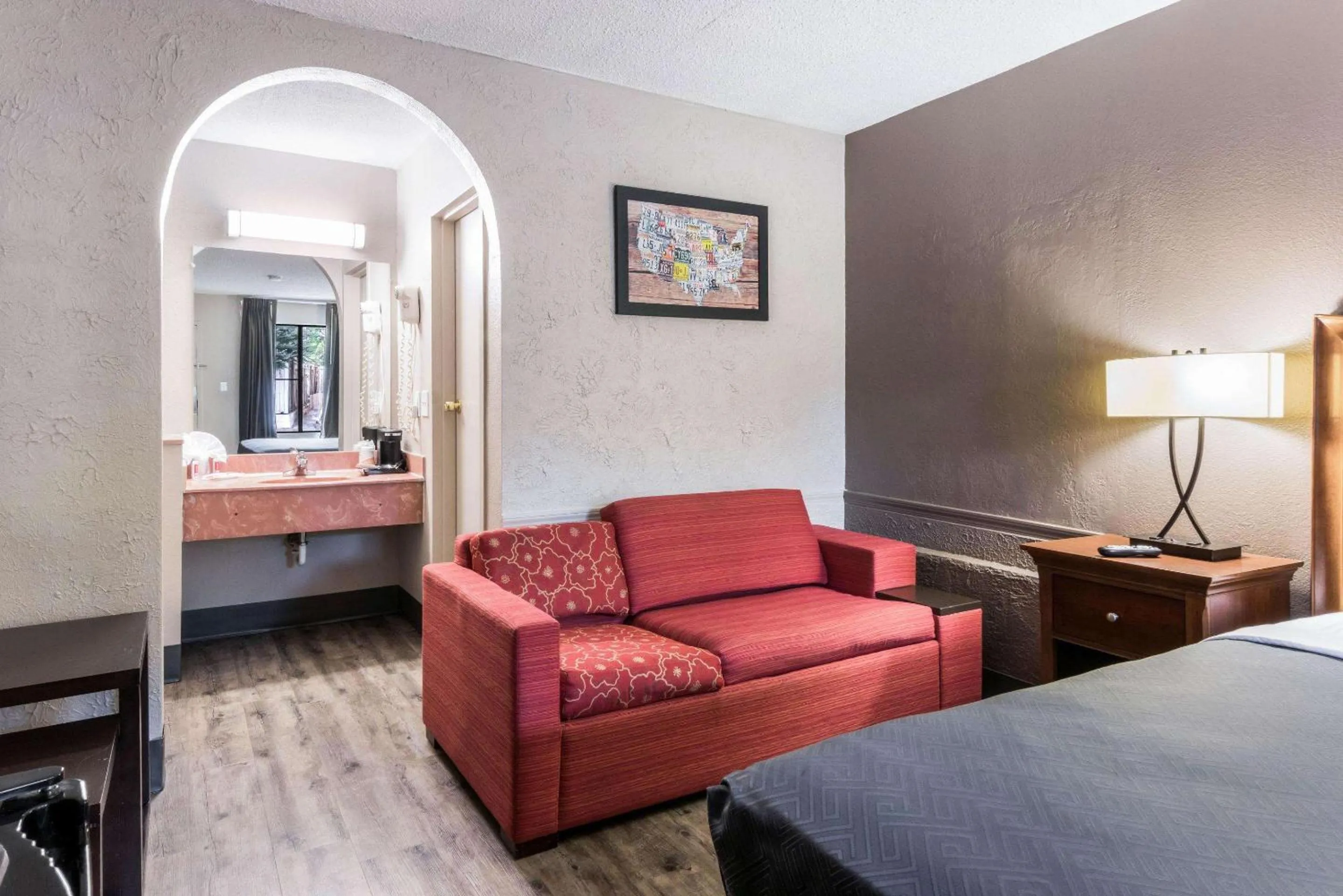 Photo of the whole room, Bed in Econo Lodge Gainesville Downtown Area