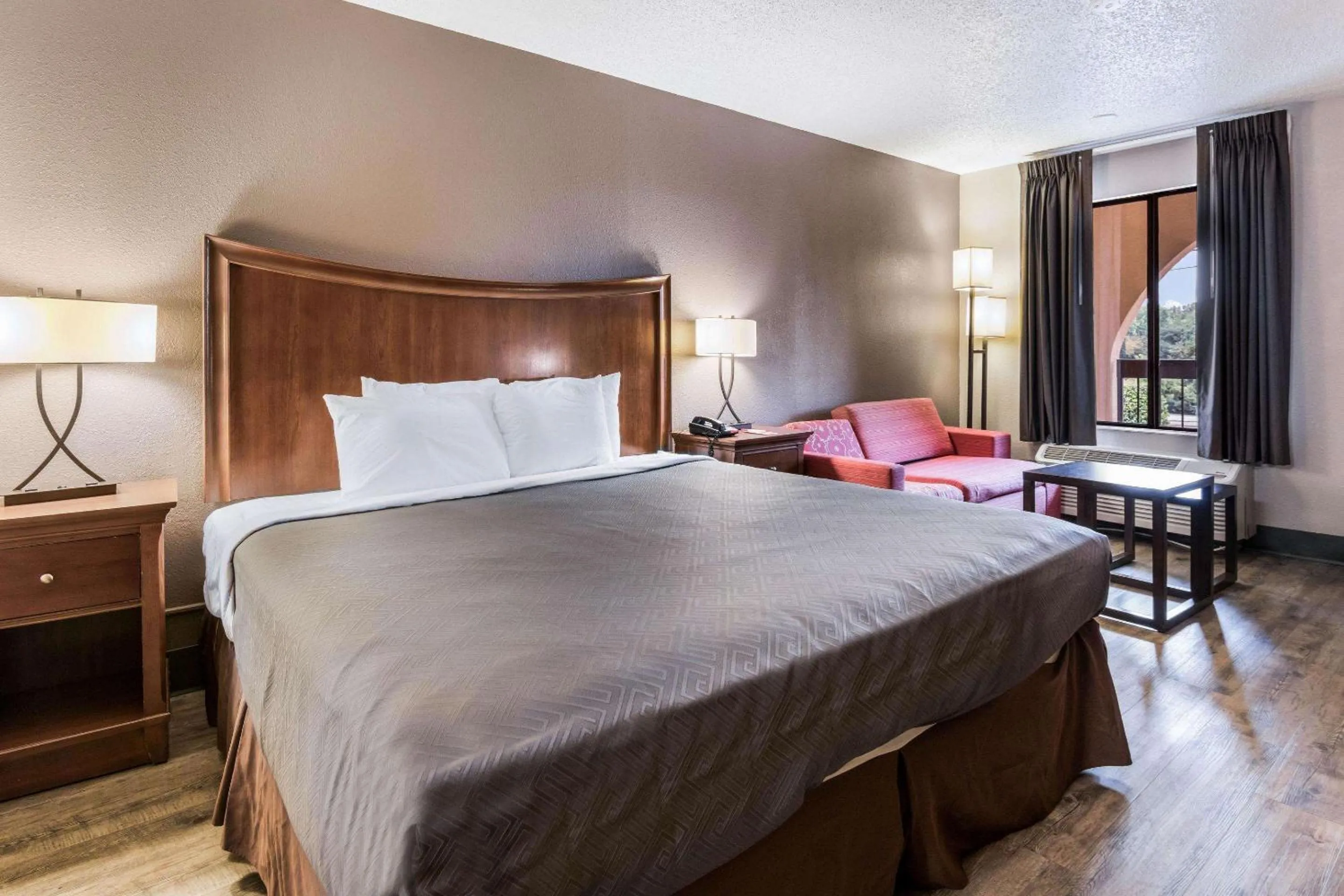 Photo of the whole room, Bed in Econo Lodge Gainesville Downtown Area