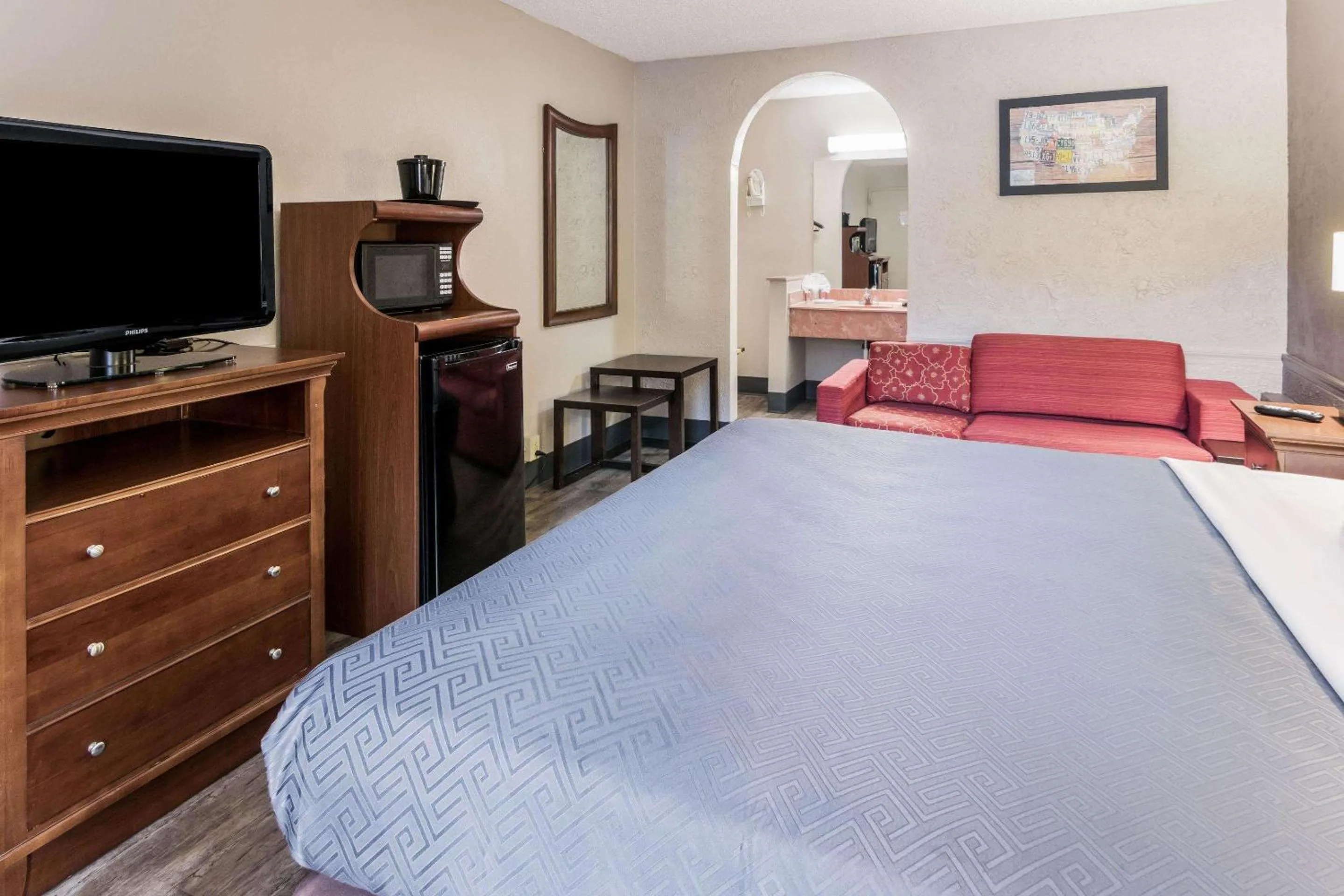 Photo of the whole room, Bed in Econo Lodge Gainesville Downtown Area