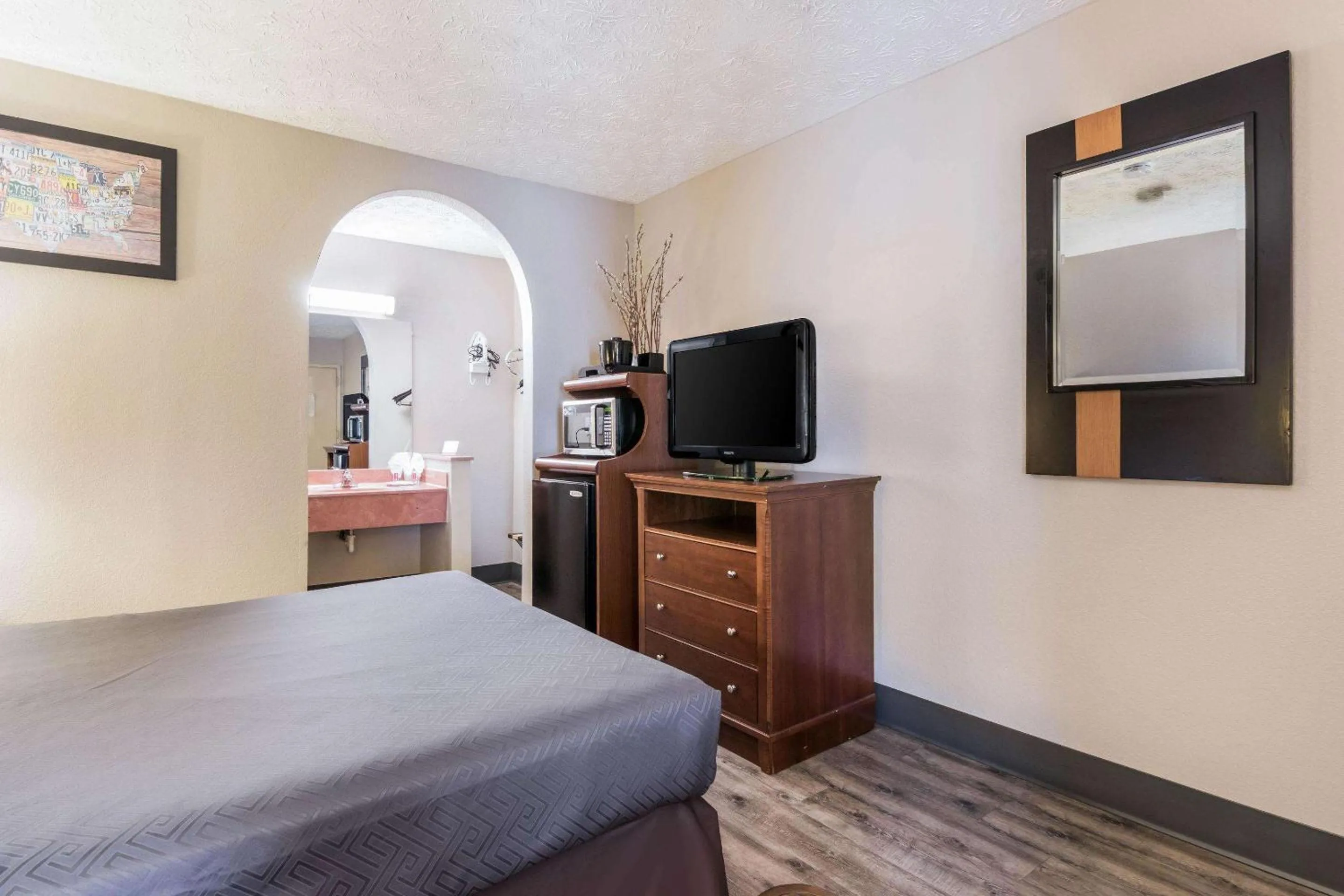 Photo of the whole room, Bed in Econo Lodge Gainesville Downtown Area