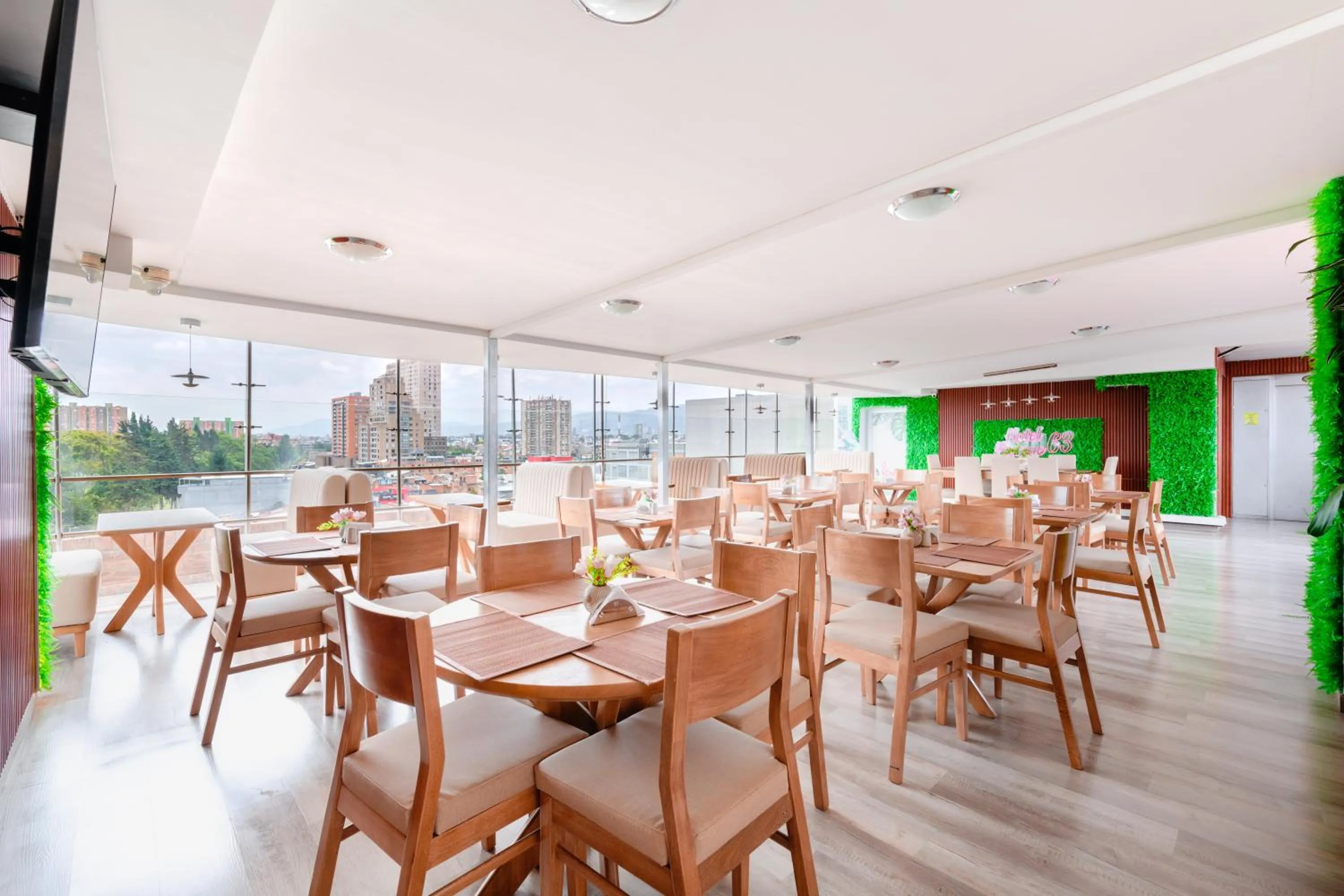 Restaurant/places to eat in Hotel Parque 63