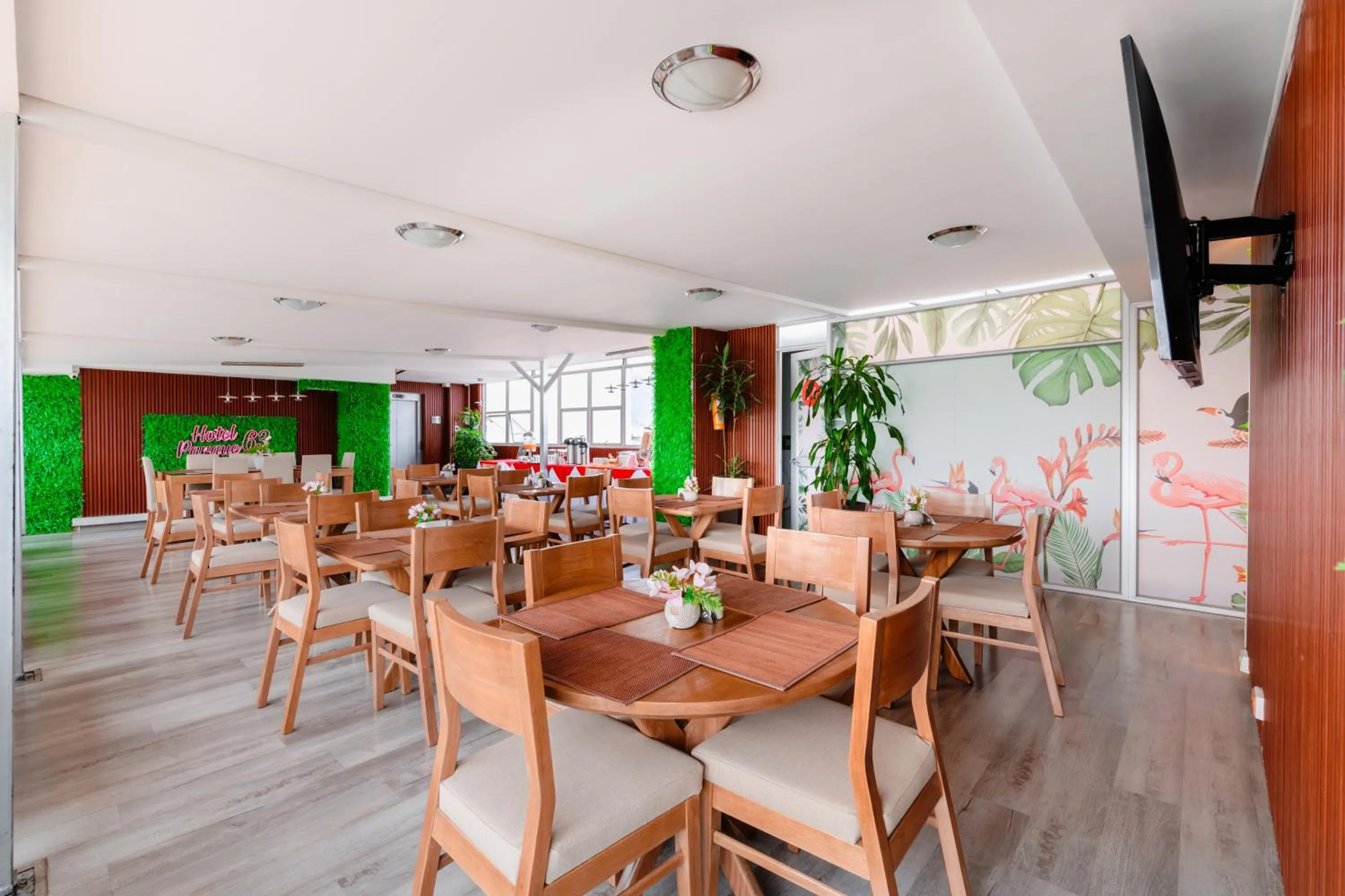 Restaurant/places to eat in Hotel Parque 63