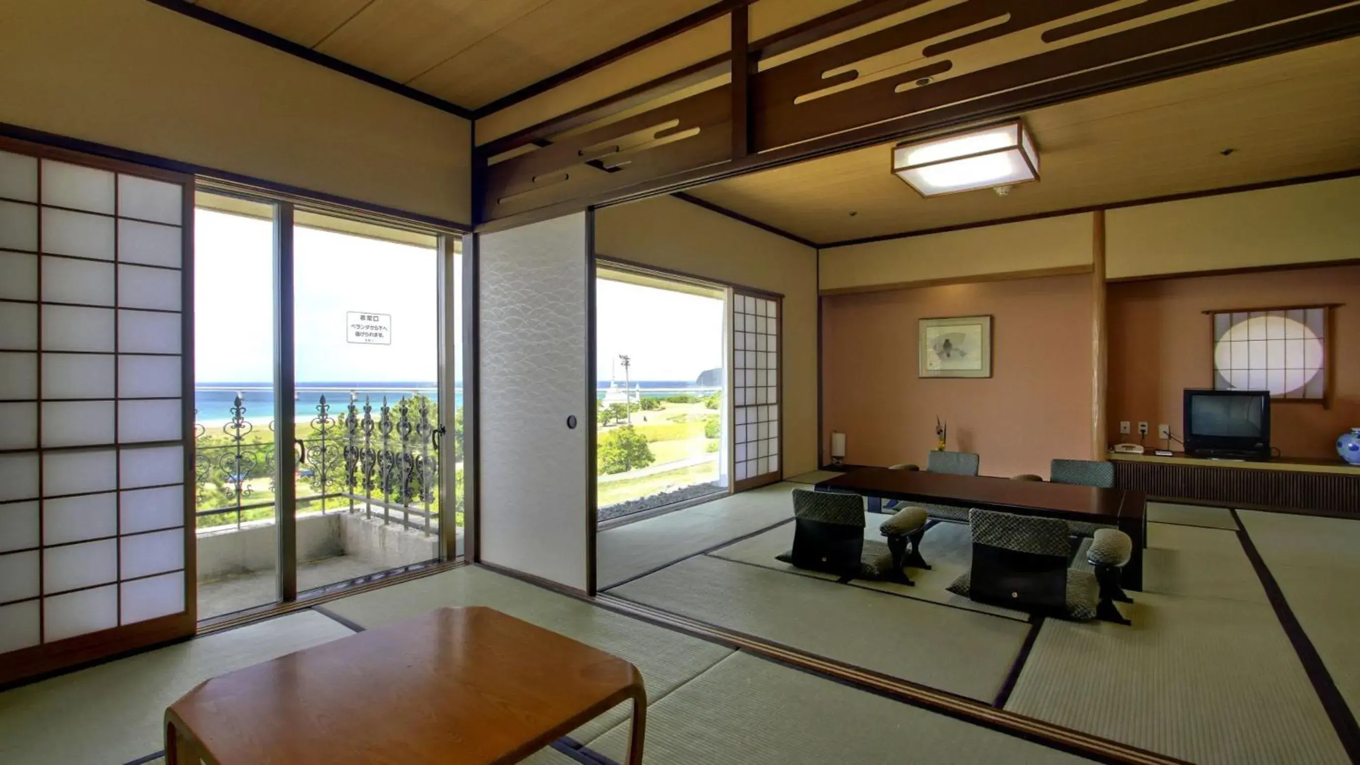 Japanese-Style Large Family Room with Ocean View in Hotel Nishinagato Resort Japanese-Style Large Family Room with Ocean View in Hotel Nishinagato Resort