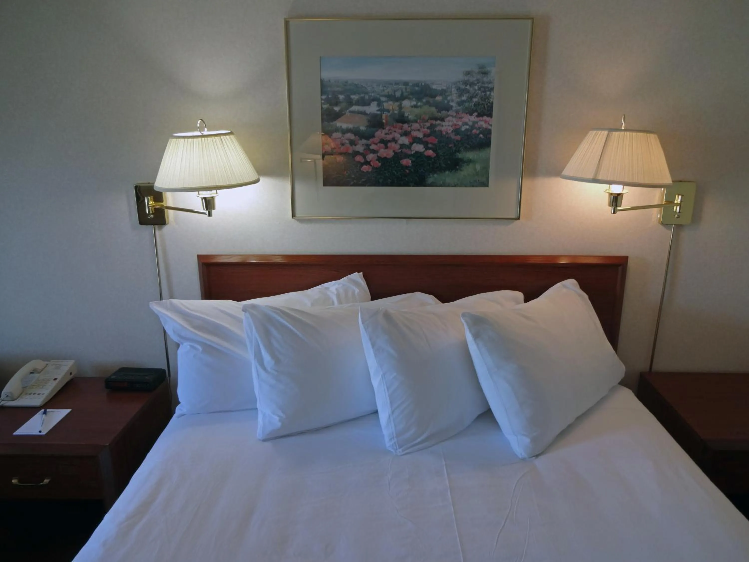 Bedroom, Bed in Powell River Town Centre Hotel