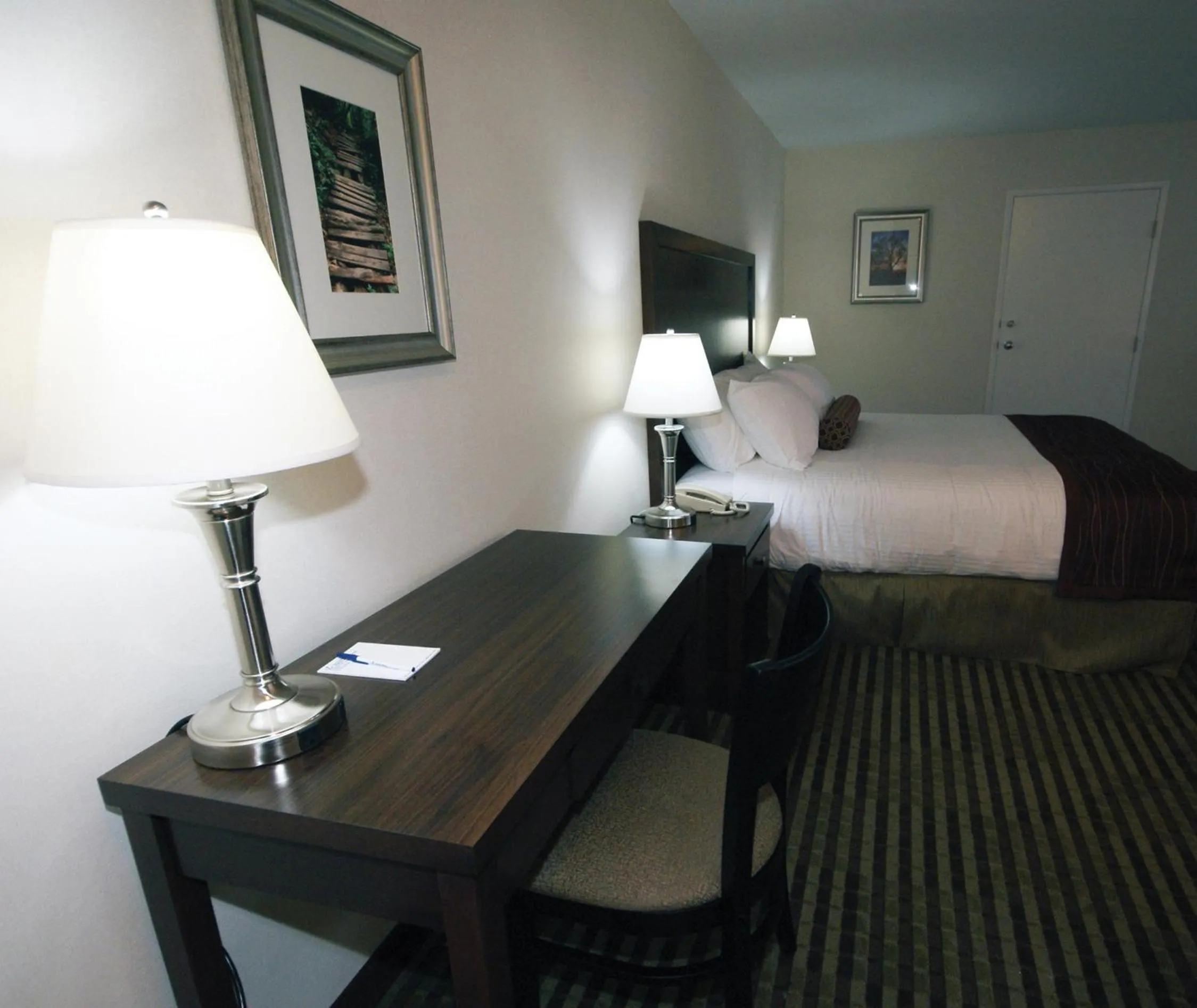 Seating area, Bed in Powell River Town Centre Hotel