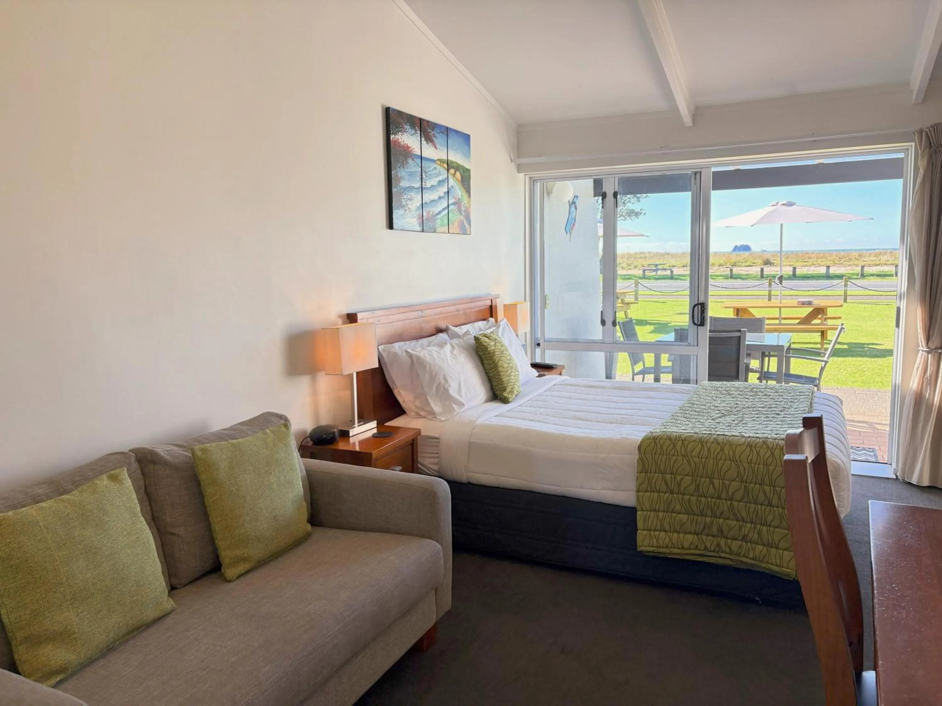 Patio, Bed in Baileys At The Beach