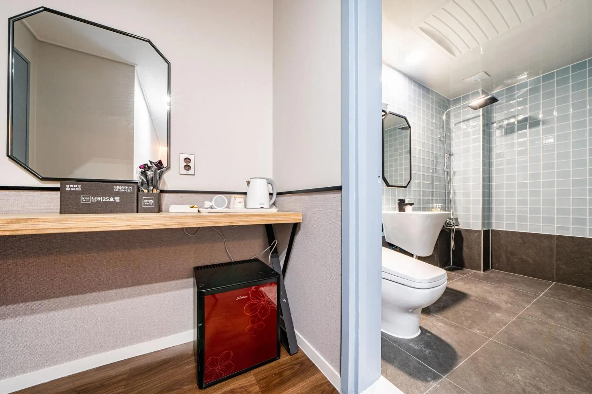 Shower, Bathroom in No.25