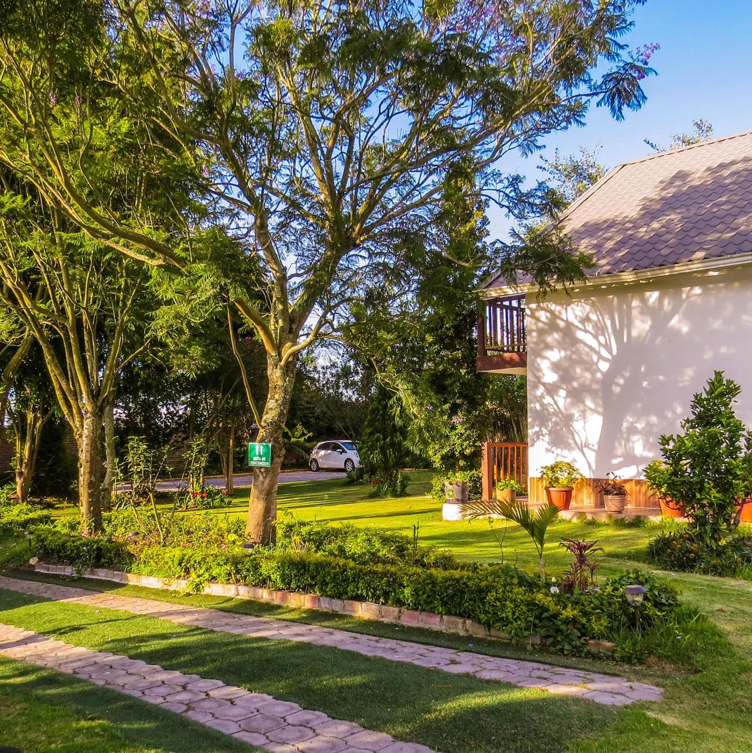 Hosteria Airport Garden