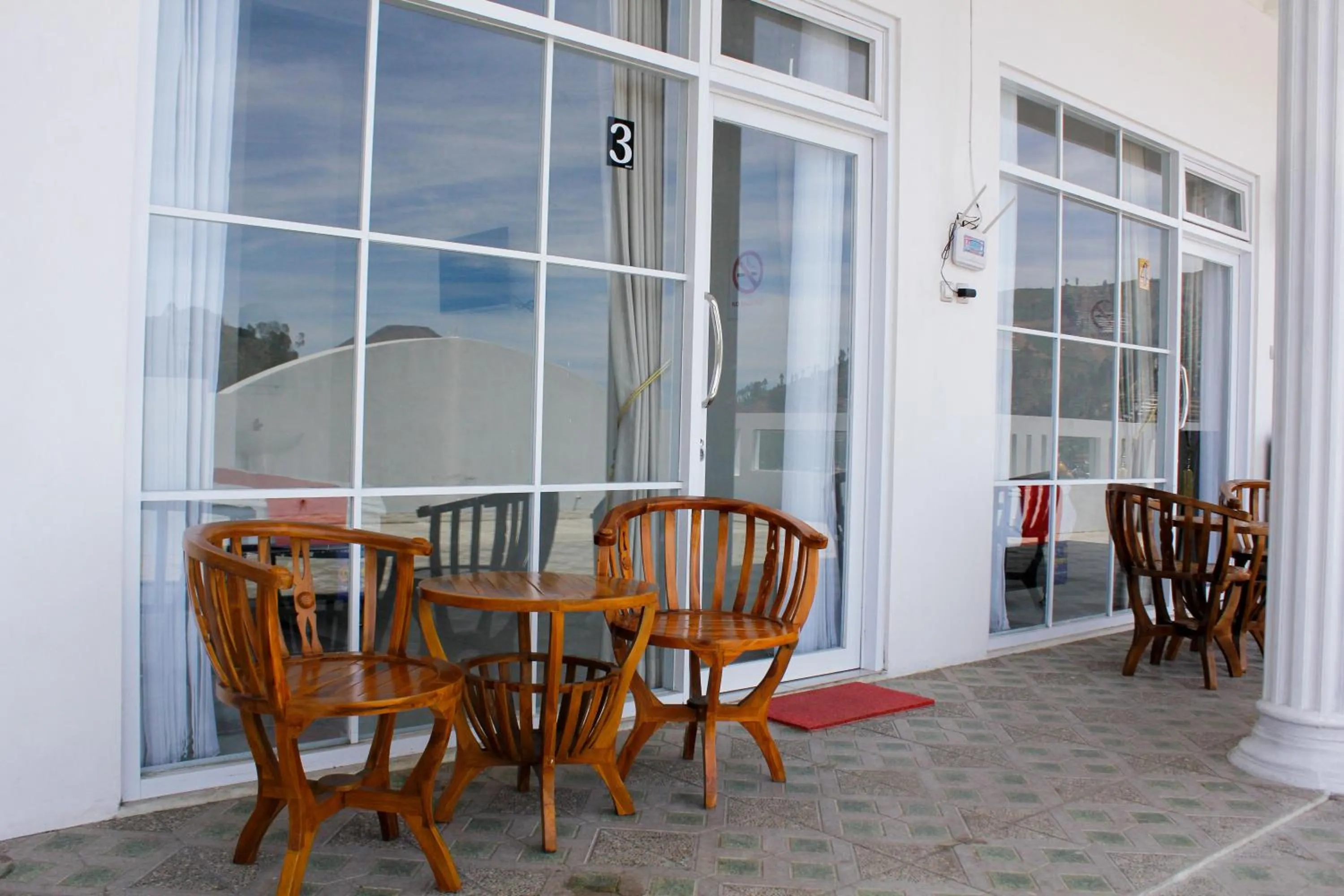 Balcony/Terrace in RedDoorz Syariah near Kawasan Wisata Gunung Prau Dieng