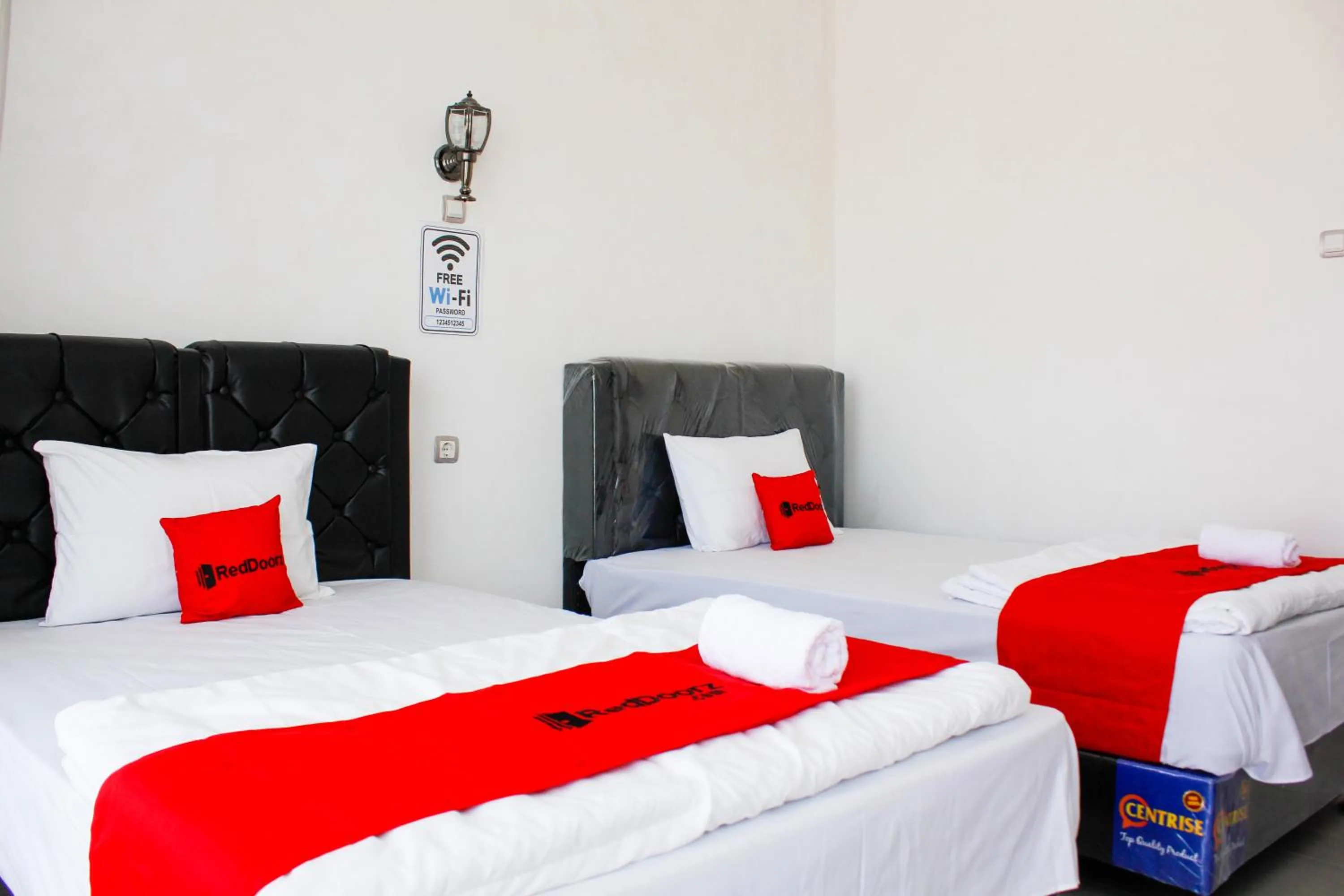 Bedroom, Bed in RedDoorz Syariah near Kawasan Wisata Gunung Prau Dieng