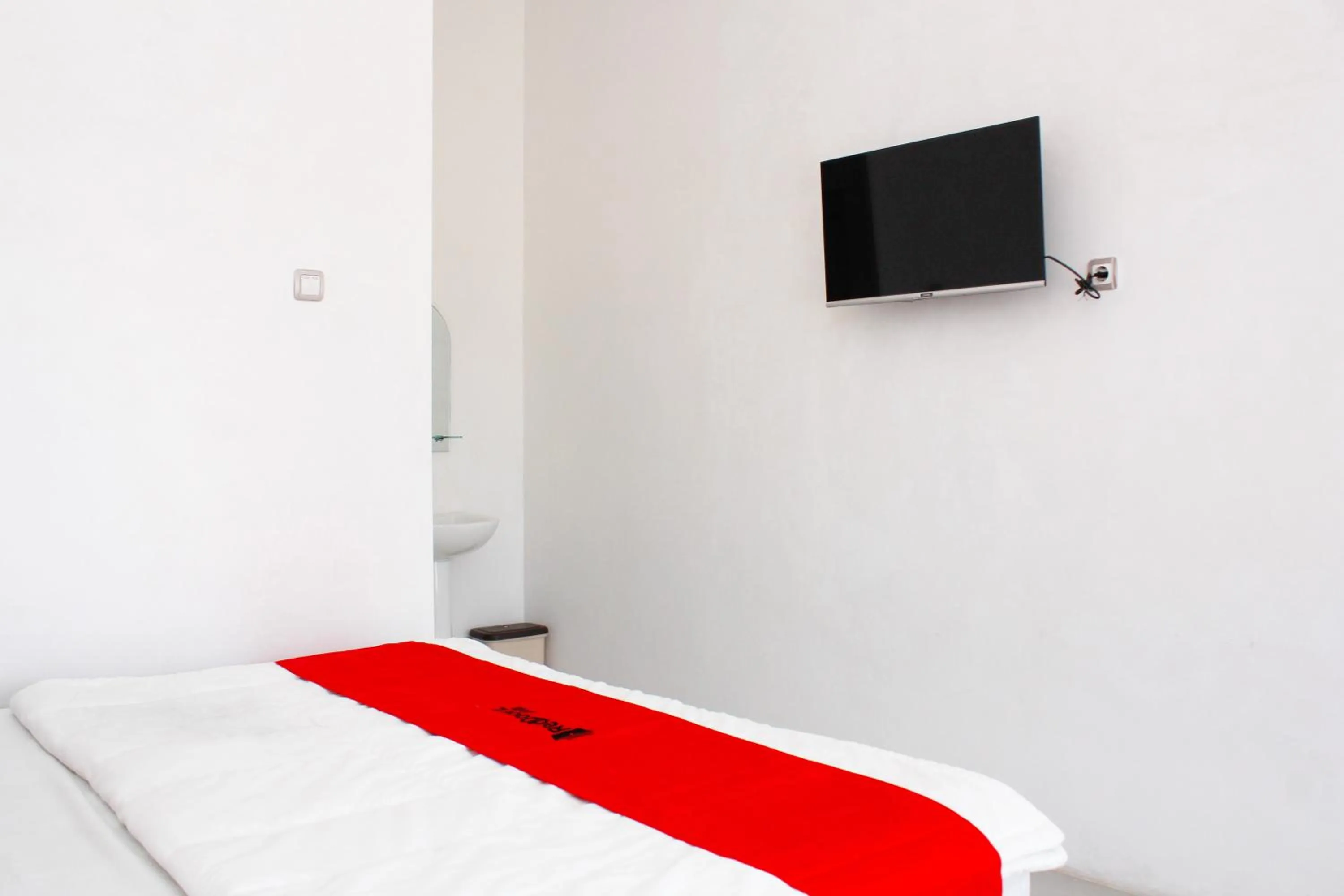 Bedroom, Bed in RedDoorz Syariah near Kawasan Wisata Gunung Prau Dieng