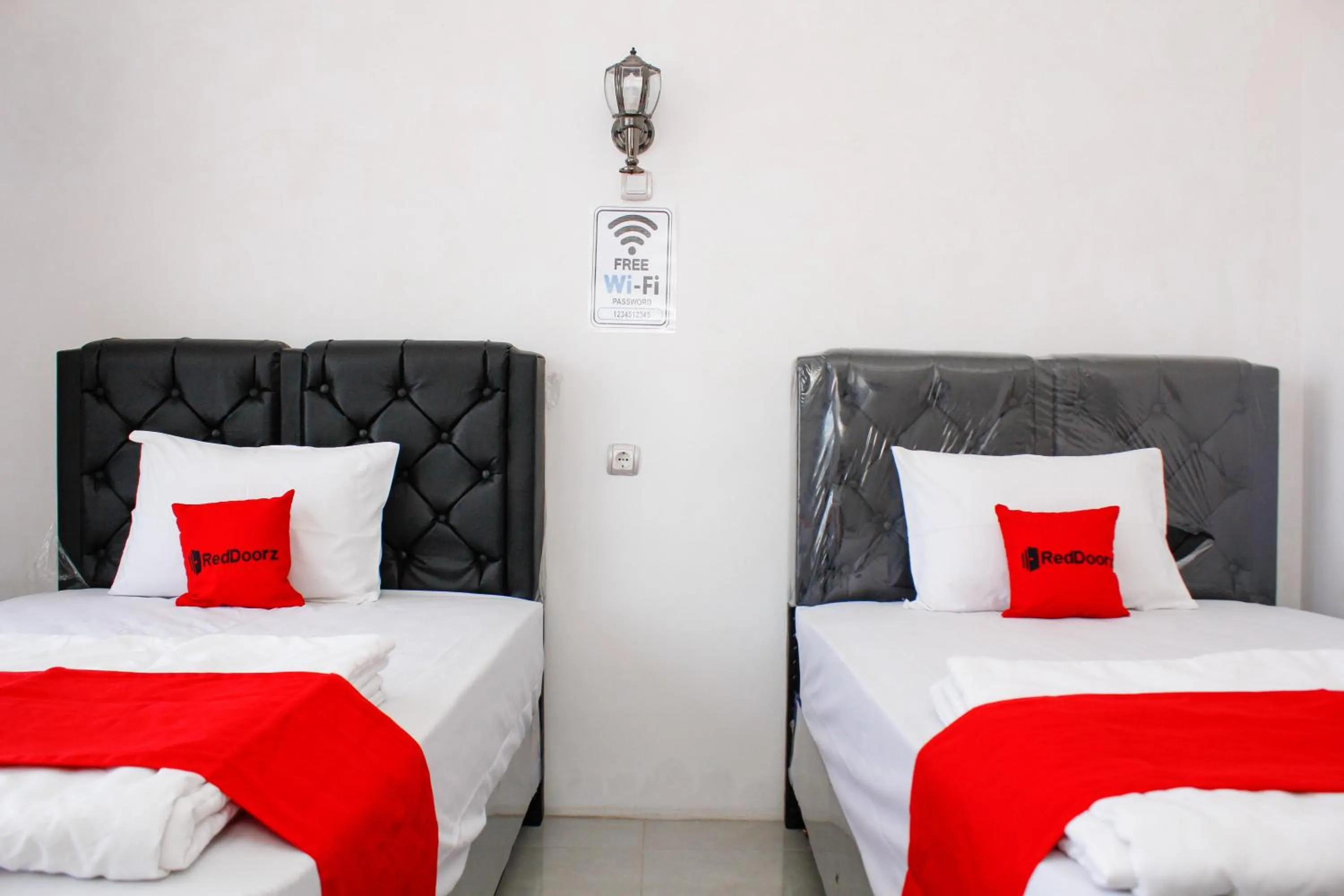 Bedroom, Bed in RedDoorz Syariah near Kawasan Wisata Gunung Prau Dieng