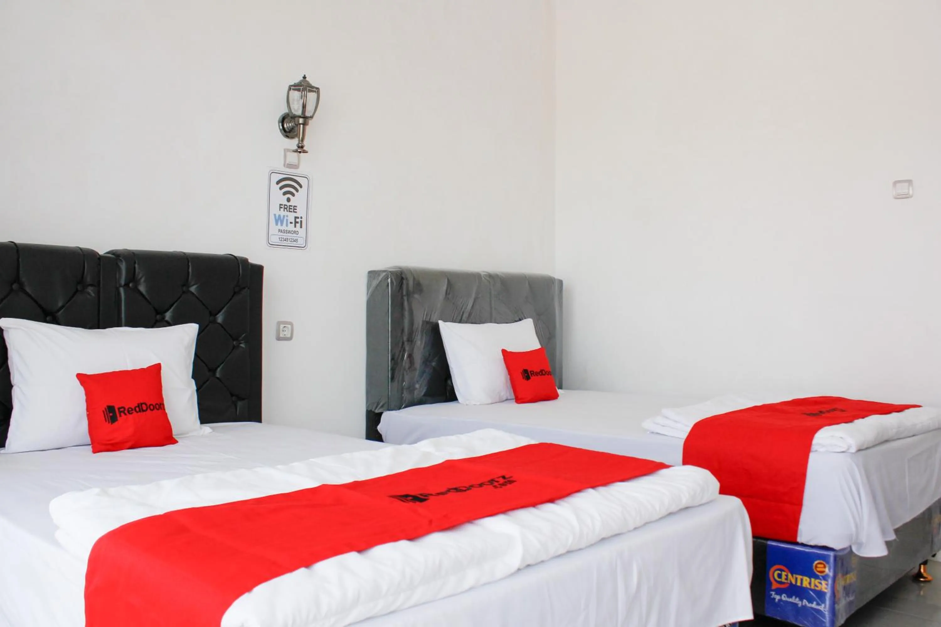 Bedroom, Bed in RedDoorz Syariah near Kawasan Wisata Gunung Prau Dieng