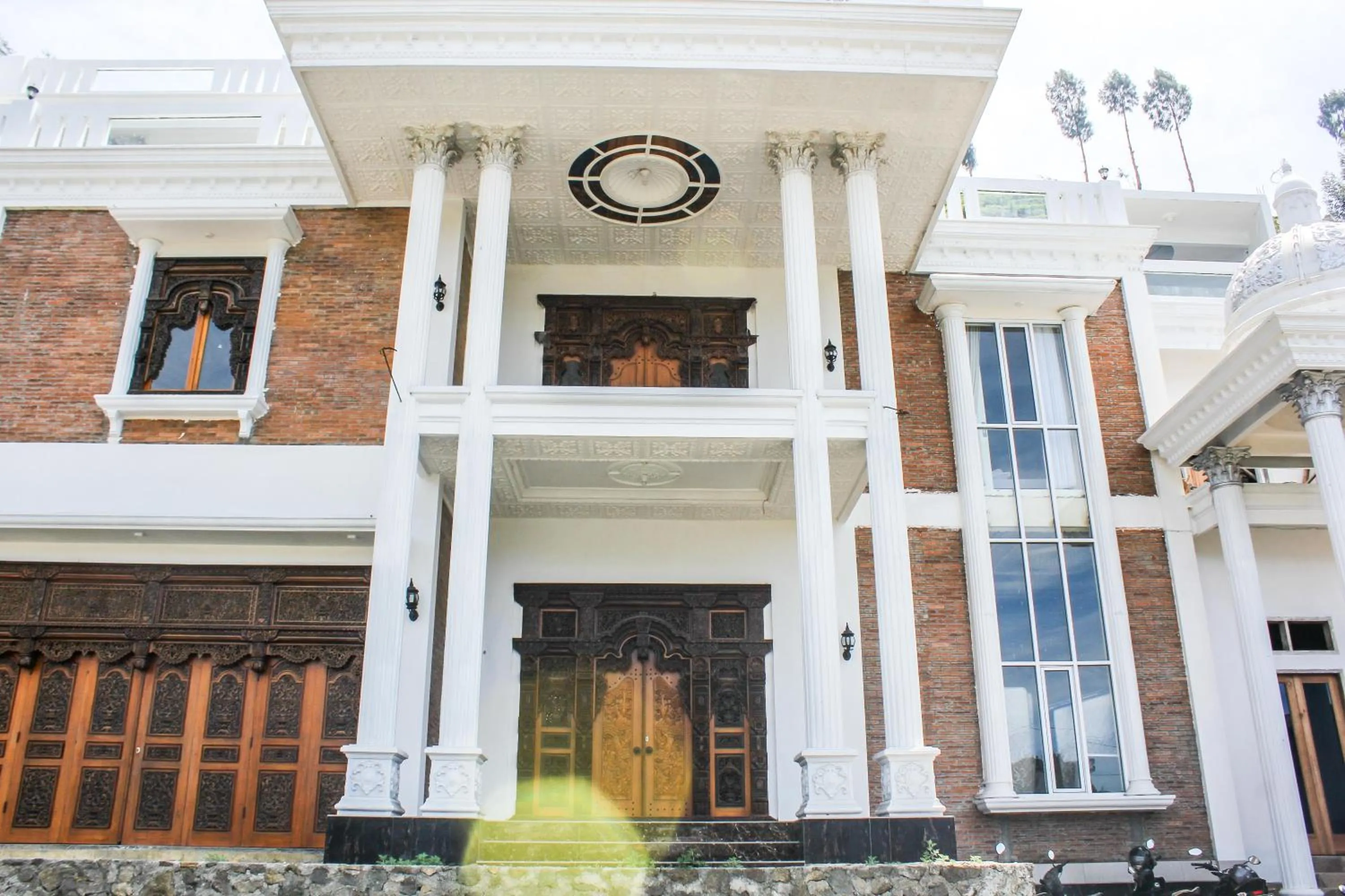Facade/entrance in RedDoorz Syariah near Kawasan Wisata Gunung Prau Dieng