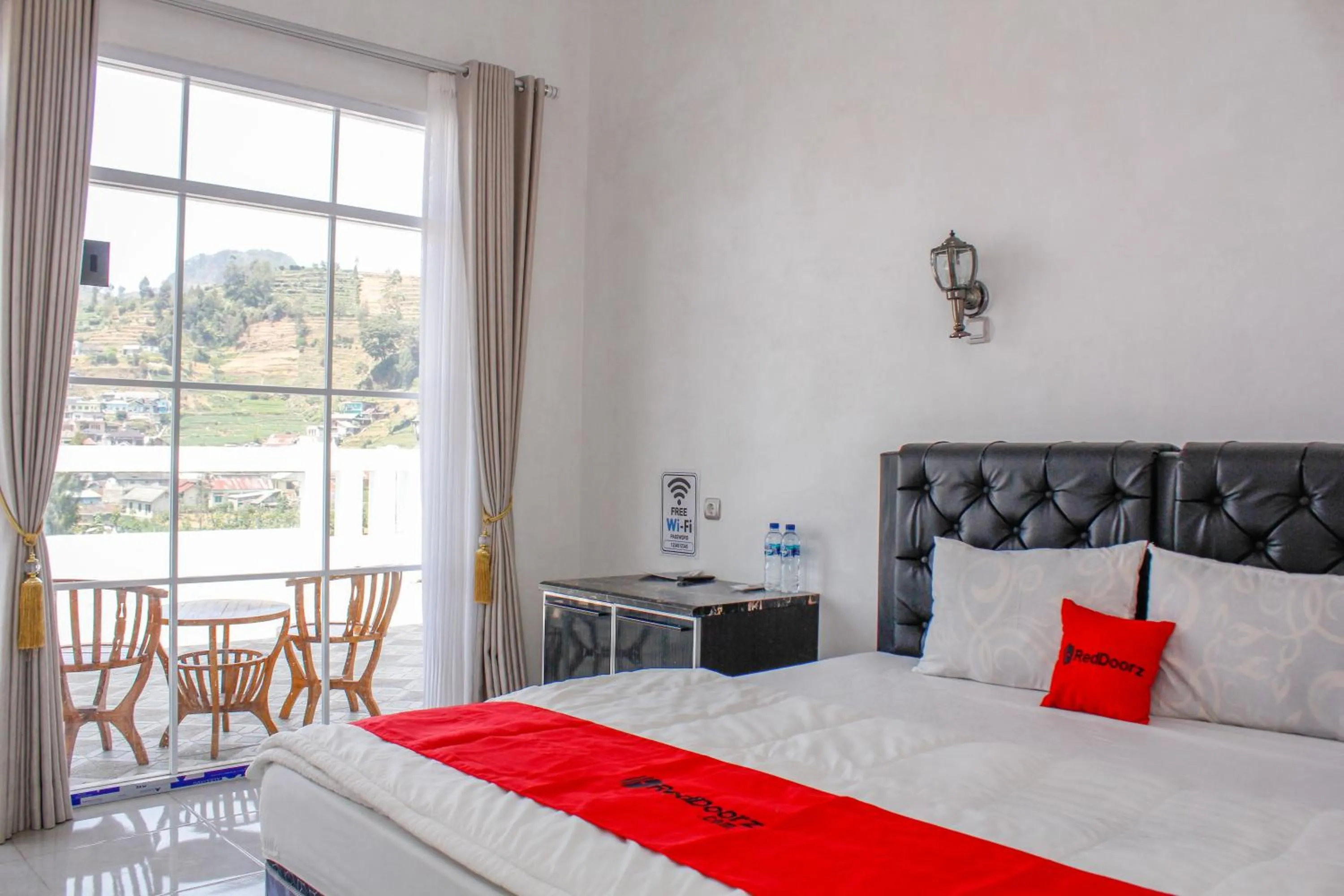 Photo of the whole room, Bed in RedDoorz Syariah near Kawasan Wisata Gunung Prau Dieng