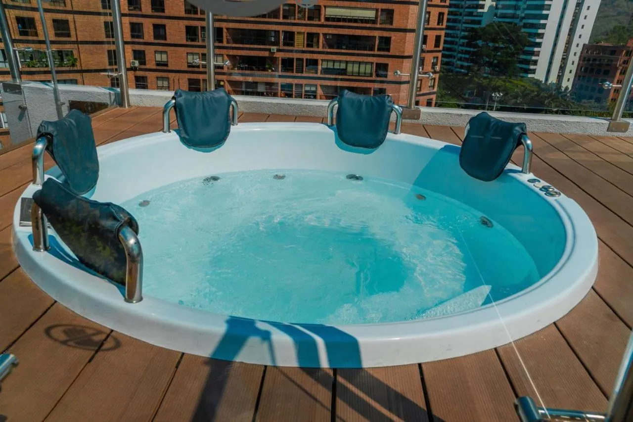 Swimming pool in Hampton by Hilton Cali