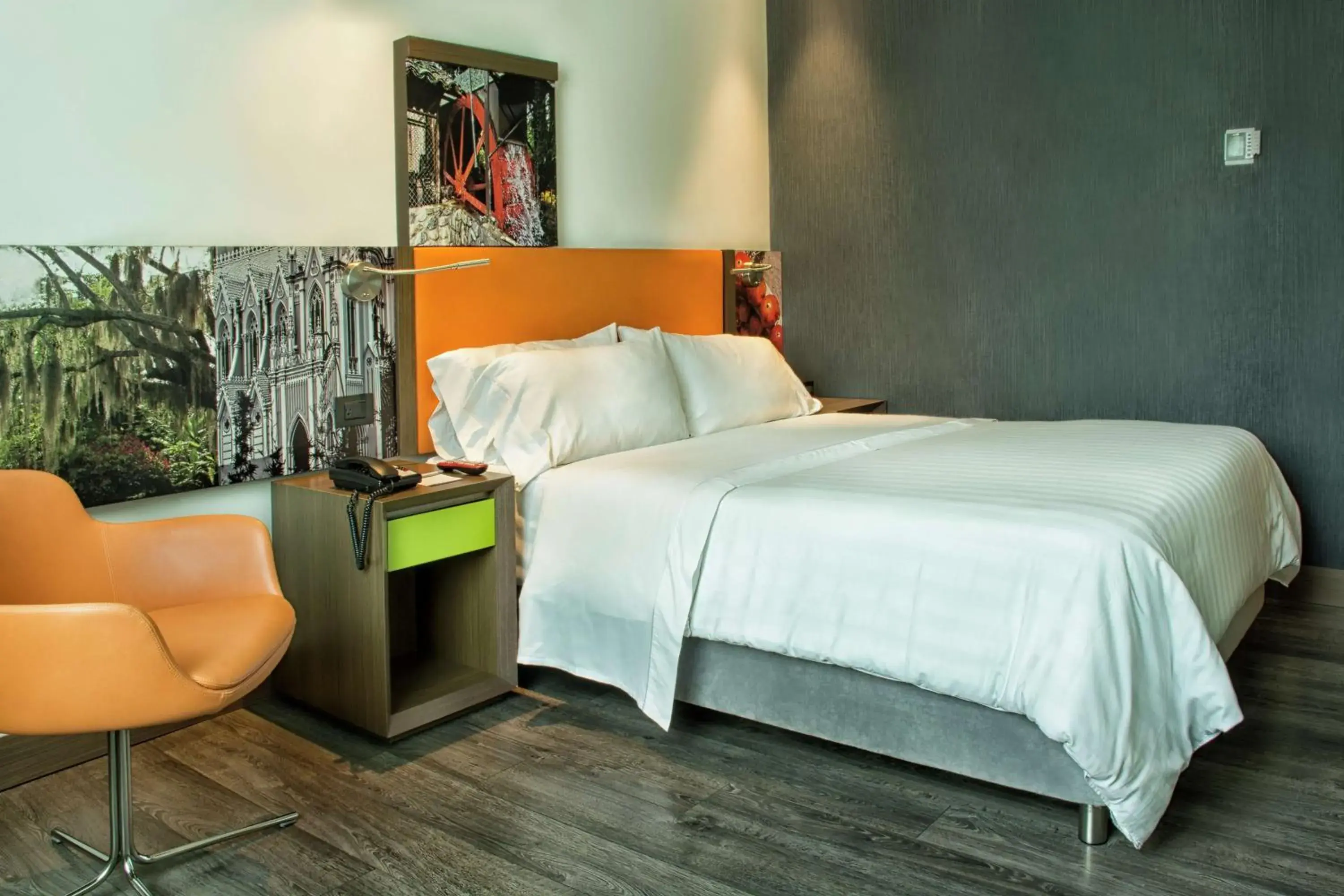 Queen Room in Hampton by Hilton Cali Queen Room in Hampton by Hilton Cali