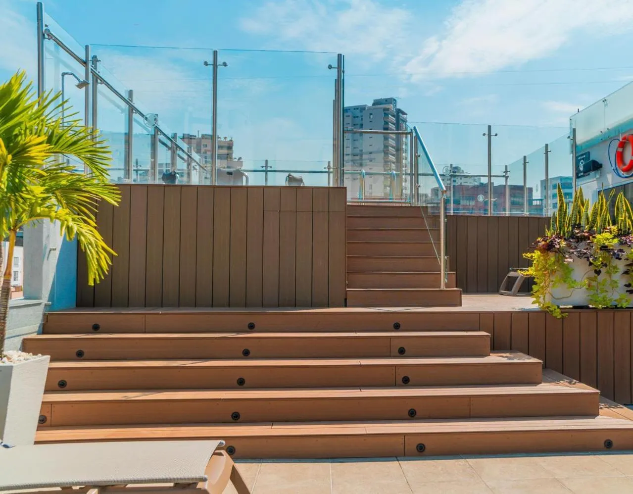 Swimming pool in Hampton by Hilton Cali