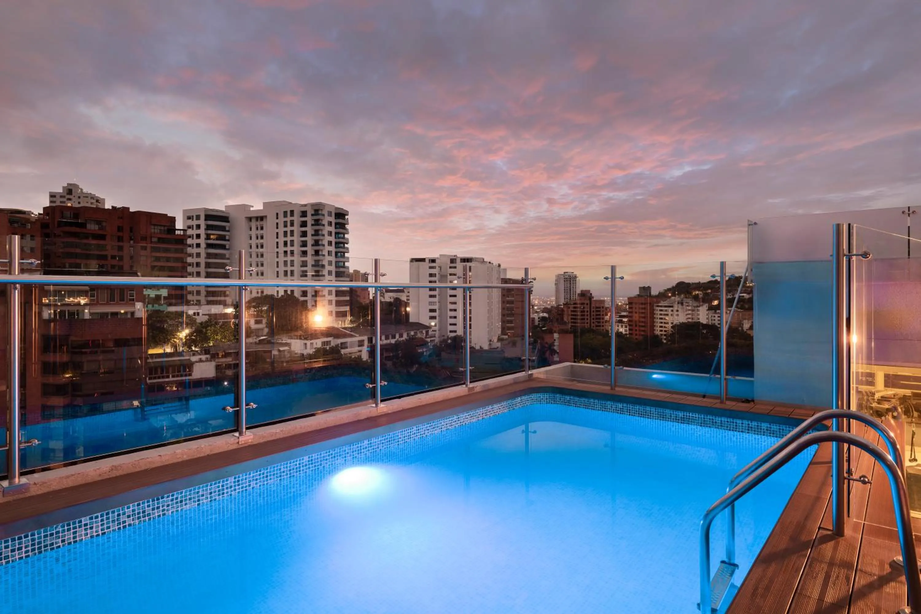Swimming pool in Hampton by Hilton Cali