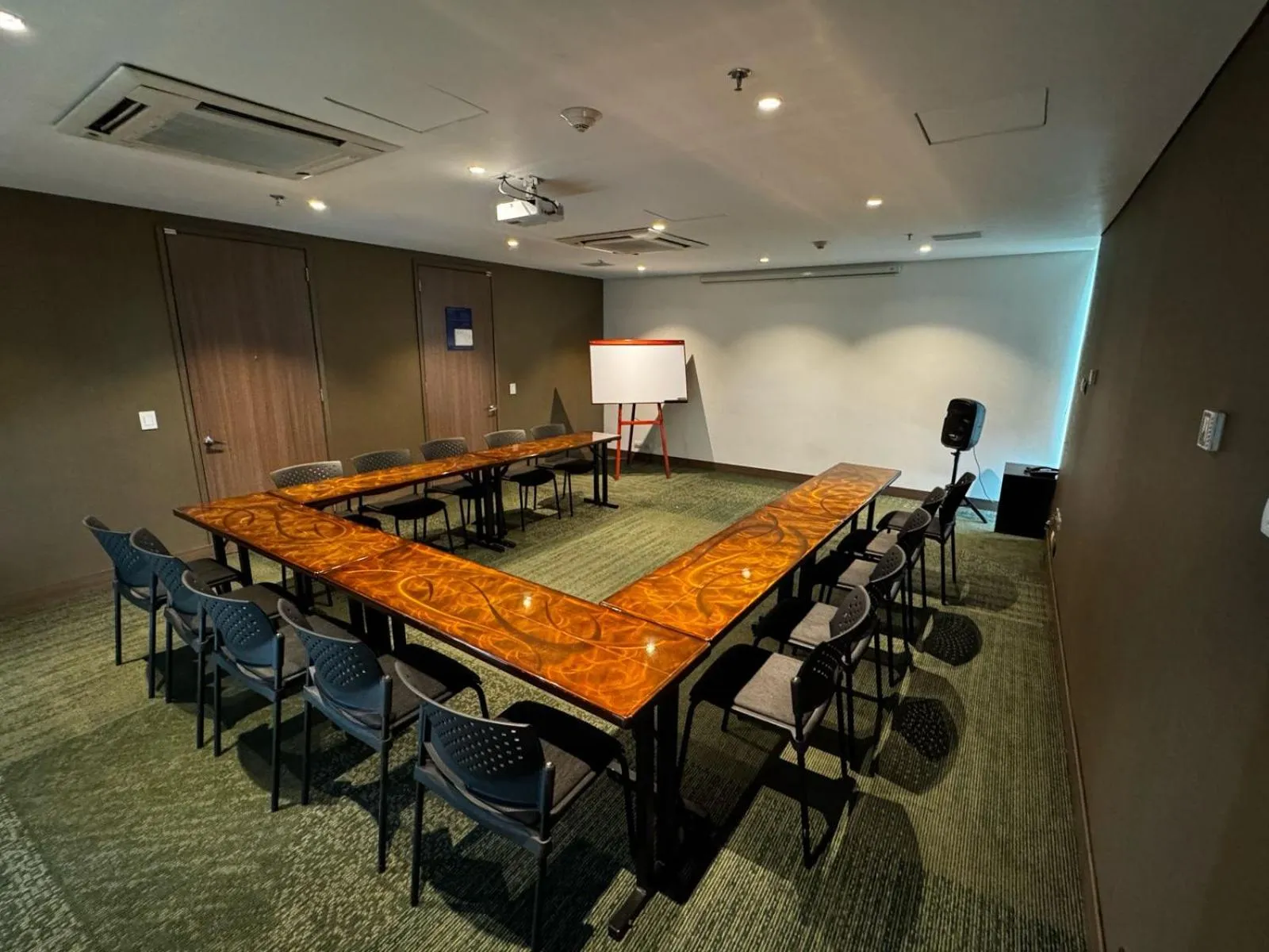 Meeting/conference room in Hampton by Hilton Cali