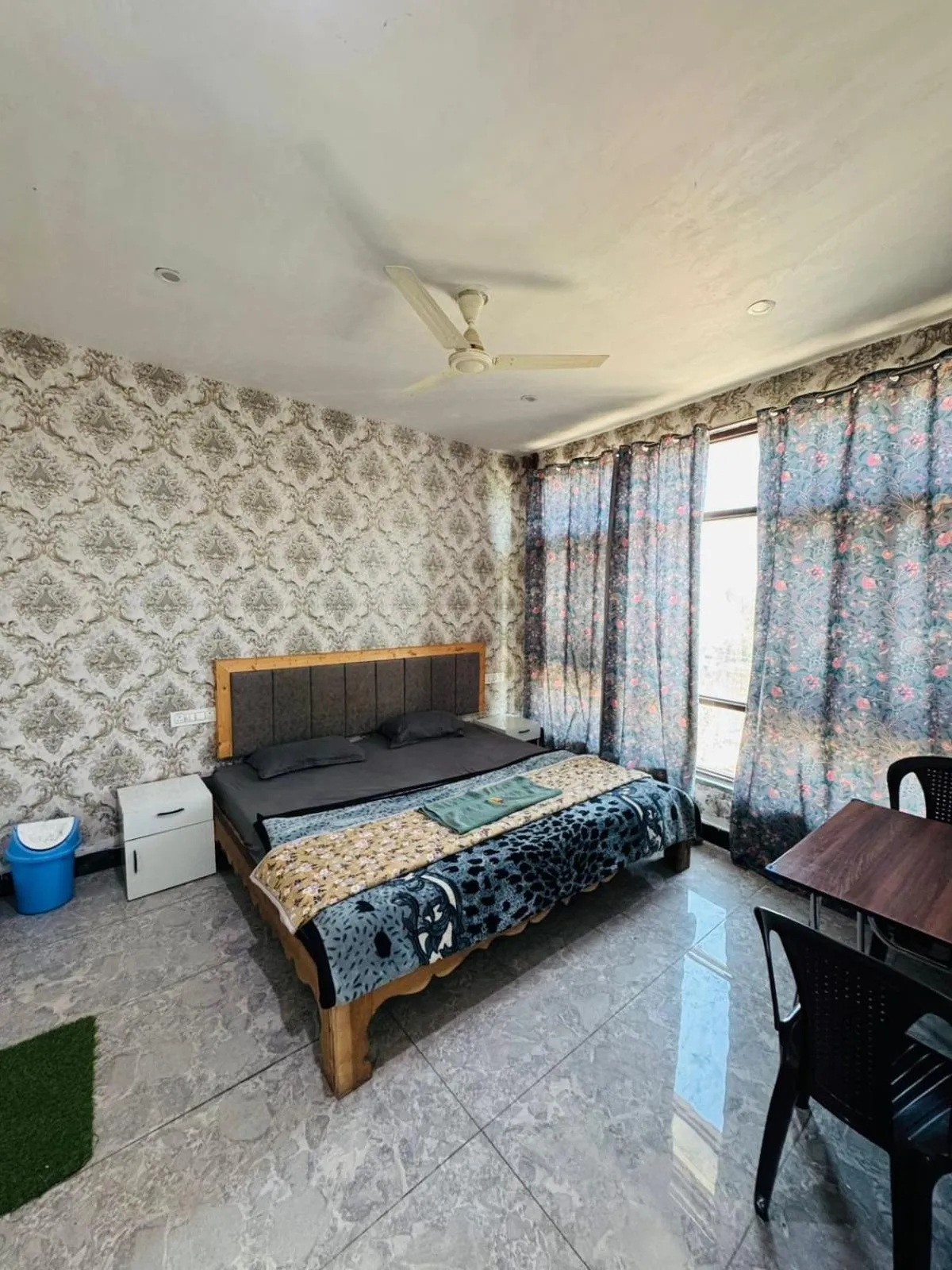 Photo of the whole room, Bed in Lakes and peaks