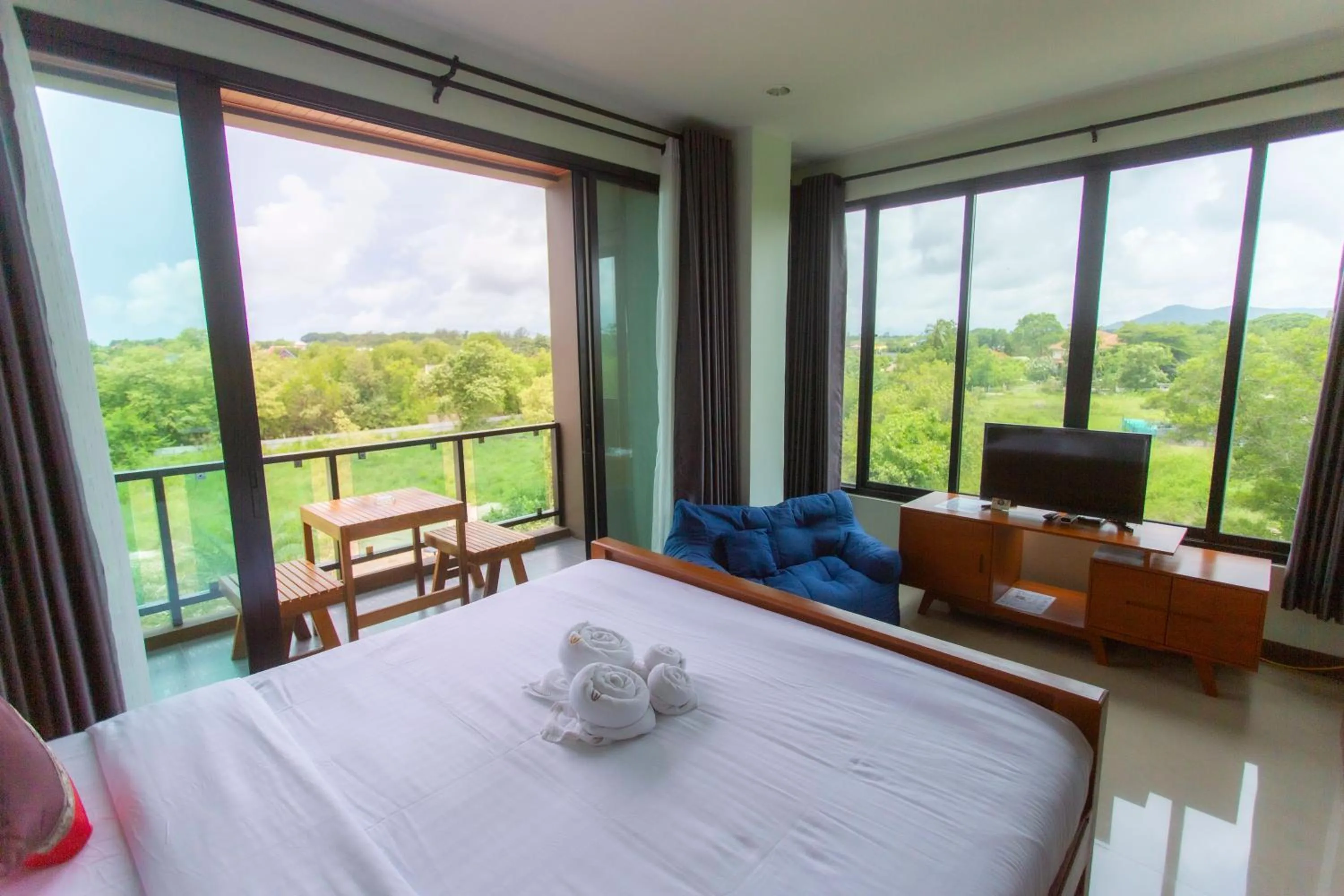 Photo of the whole room, Bed in Triple O Phala Beach