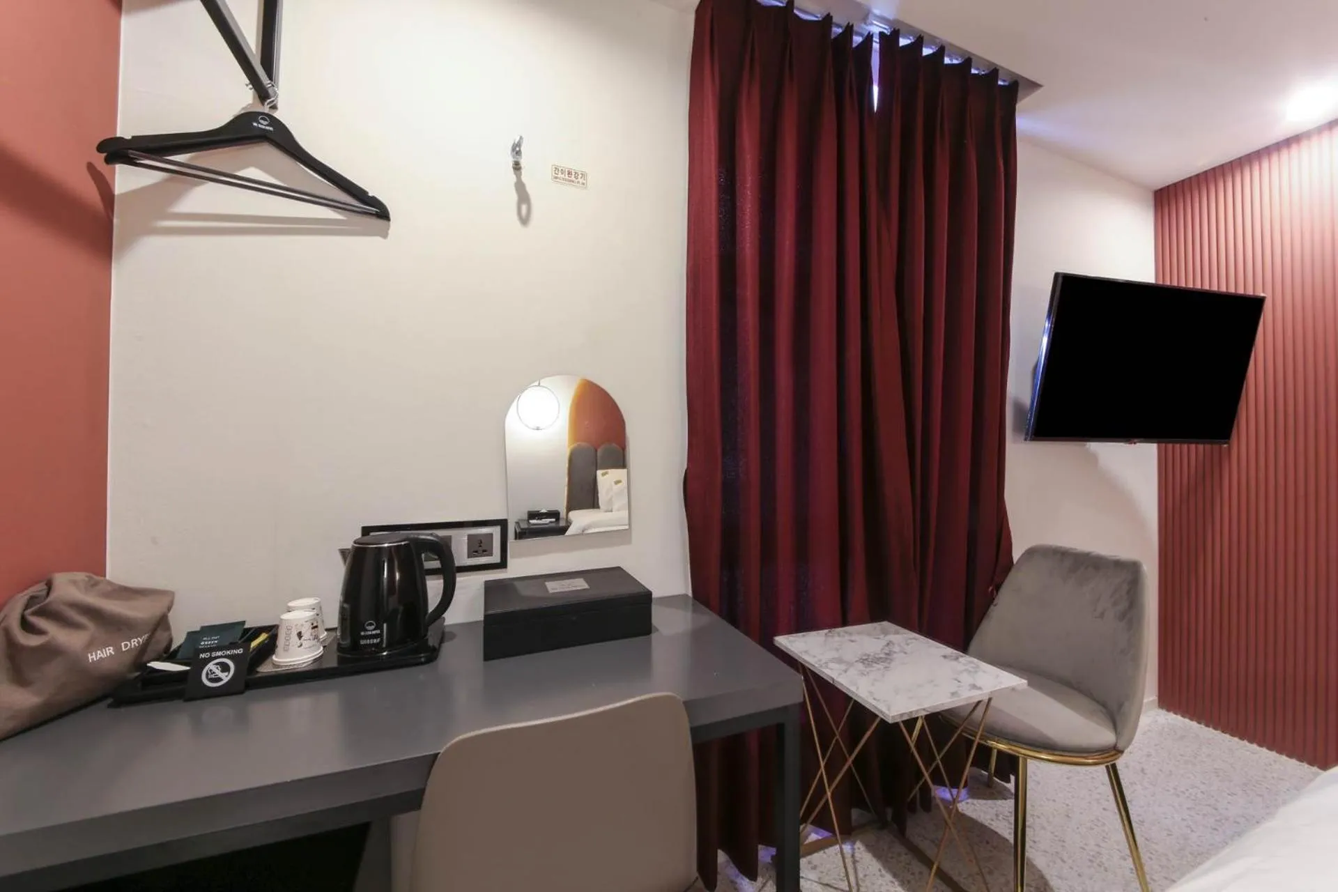 Seating area in ND 1226 Hotel