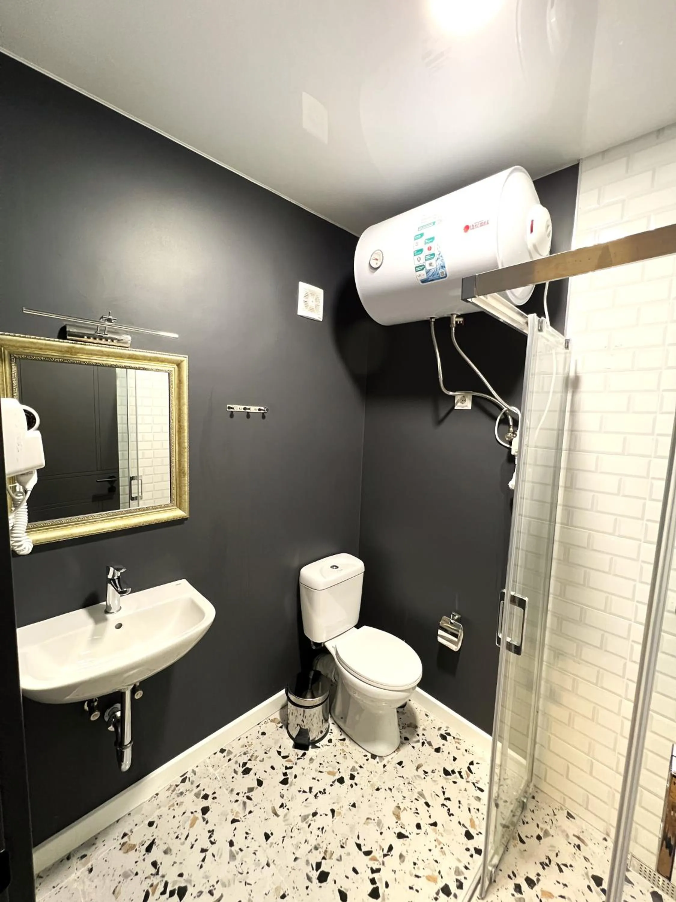 Shower in Hotel Navi